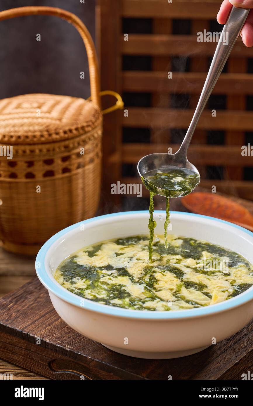 Zuppa di alghe e uova Foto Stock