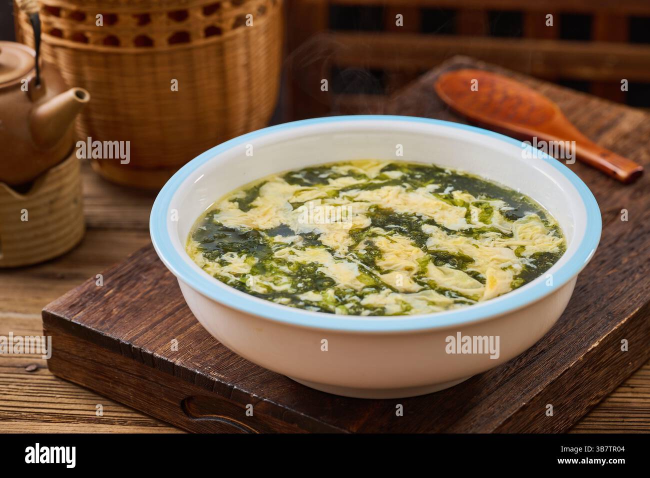 Zuppa di alghe e uova Foto Stock