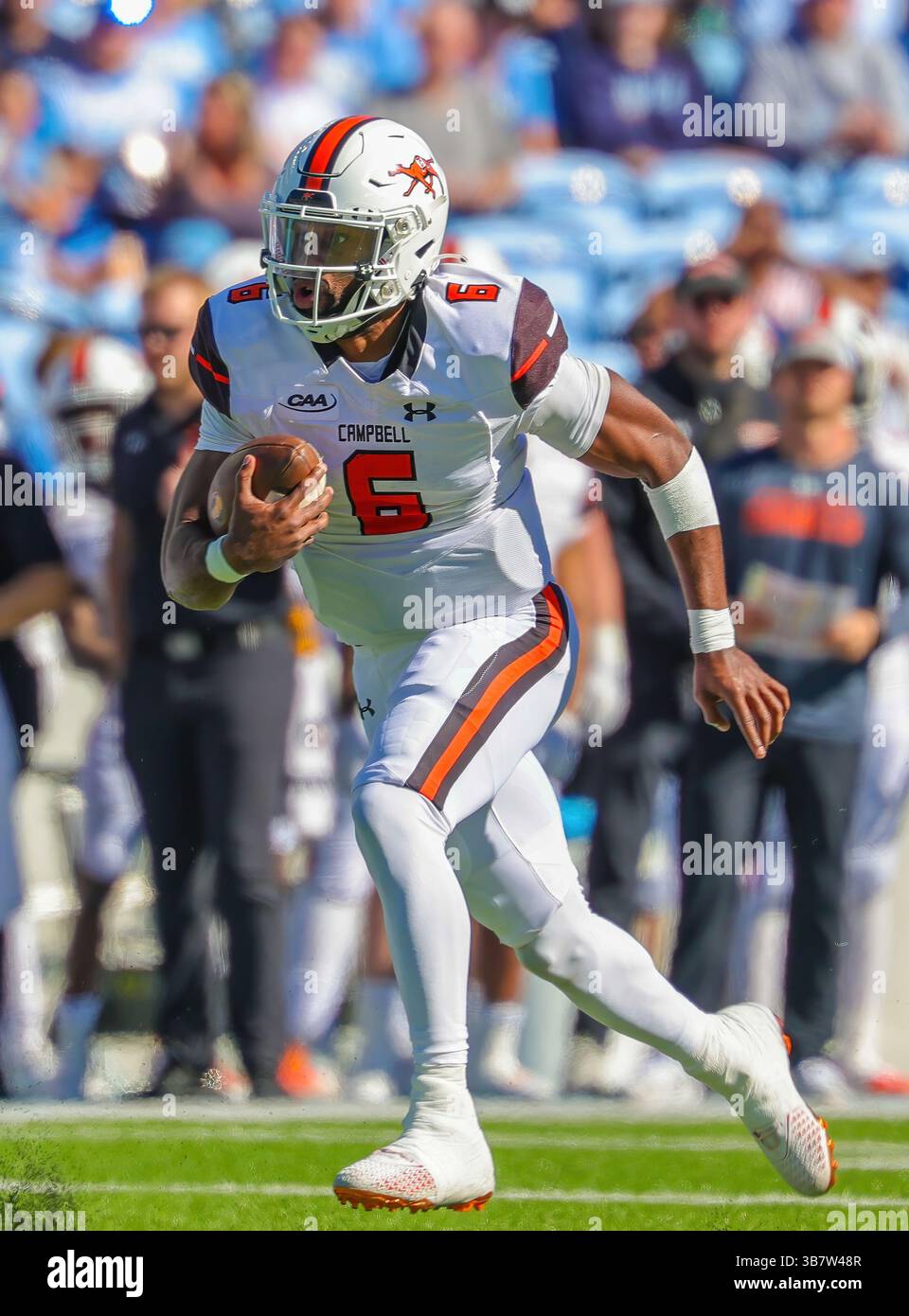 14 ottobre 2023, Chapel Hill, Carolina del Nord, USA: Il quarterback Campbell HAJJ-MALIK WILLIAMS (6) corre la palla durante la partita Campbell e UNC del 4 ottobre 2023 al Kenan Stadium di Chapel Hill, NC. (Immagine di credito: © Israel anta via ZUMA Press Wire) Foto Stock
