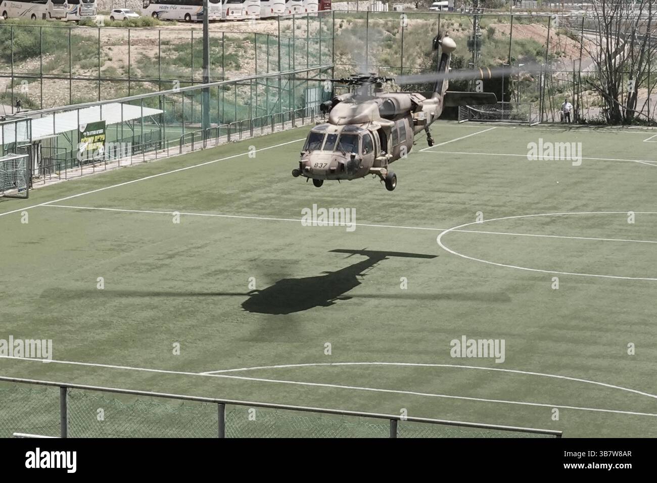 5 aprile 2024, Gerusalemme, Israele: I feriti IDF dal campo di battaglia vengono evacuati medicalmente allo Shaare Zedek Medical Center.in Gerusalemme dalla 669th Special Rescue Tactical Unit. Israele è stato impegnato in una guerra contro Hamas a seguito di un massiccio fuoco missilistico dalla Striscia di Gaza in Israele il 7 ottobre 2023, infiltrazione di uomini armati nel territorio israeliano, massacro di 1.400 donne e bambini civili nelle loro case e ostaggio di circa 240 civili, compresi bambini e soldati. (Immagine di credito: © Nir Alon/ZUMA Press Wire) Foto Stock