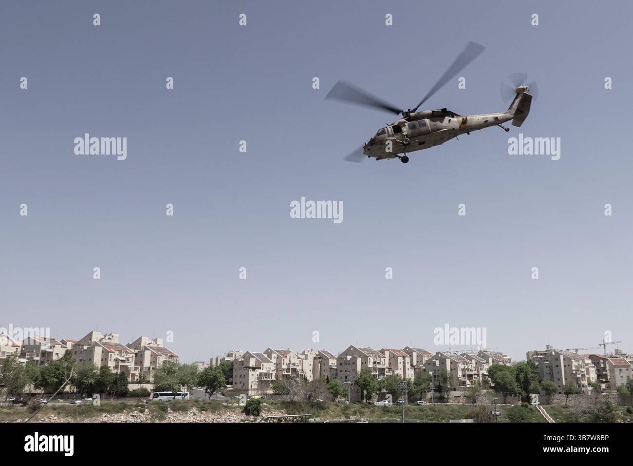 5 aprile 2024, Gerusalemme, Israele: I feriti IDF dal campo di battaglia vengono evacuati medicalmente allo Shaare Zedek Medical Center.in Gerusalemme dalla 669th Special Rescue Tactical Unit. Israele è stato impegnato in una guerra contro Hamas a seguito di un massiccio fuoco missilistico dalla Striscia di Gaza in Israele il 7 ottobre 2023, infiltrazione di uomini armati nel territorio israeliano, massacro di 1.400 donne e bambini civili nelle loro case e ostaggio di circa 240 civili, compresi bambini e soldati. (Immagine di credito: © Nir Alon/ZUMA Press Wire) Foto Stock