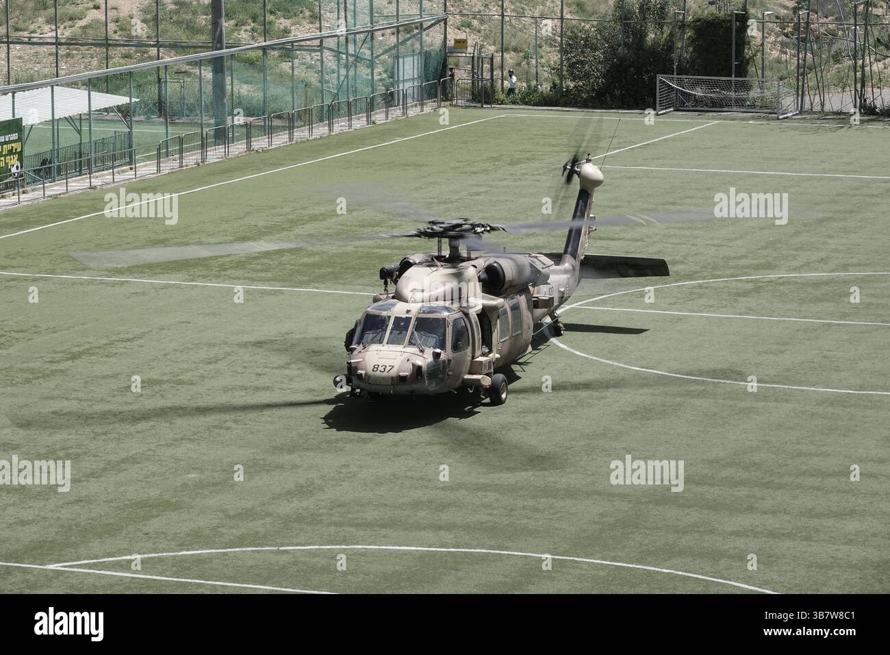 5 aprile 2024, Gerusalemme, Israele: I feriti IDF dal campo di battaglia vengono evacuati medicalmente allo Shaare Zedek Medical Center.in Gerusalemme dalla 669th Special Rescue Tactical Unit. Israele è stato impegnato in una guerra contro Hamas a seguito di un massiccio fuoco missilistico dalla Striscia di Gaza in Israele il 7 ottobre 2023, infiltrazione di uomini armati nel territorio israeliano, massacro di 1.400 donne e bambini civili nelle loro case e ostaggio di circa 240 civili, compresi bambini e soldati. (Immagine di credito: © Nir Alon/ZUMA Press Wire) Foto Stock