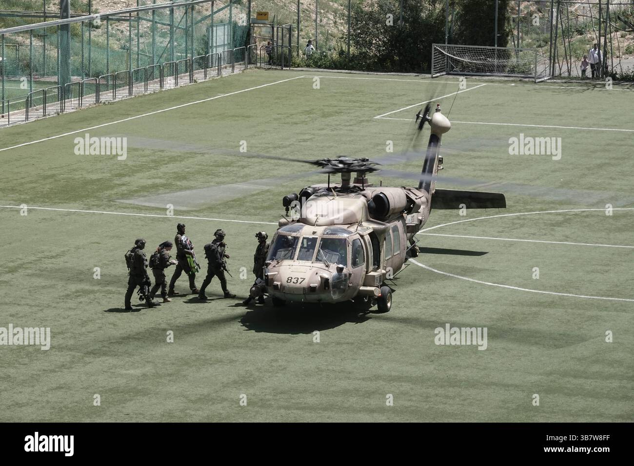 5 aprile 2024, Gerusalemme, Israele: I feriti IDF dal campo di battaglia vengono evacuati medicalmente allo Shaare Zedek Medical Center.in Gerusalemme dalla 669th Special Rescue Tactical Unit. Israele è stato impegnato in una guerra contro Hamas a seguito di un massiccio fuoco missilistico dalla Striscia di Gaza in Israele il 7 ottobre 2023, infiltrazione di uomini armati nel territorio israeliano, massacro di 1.400 donne e bambini civili nelle loro case e ostaggio di circa 240 civili, compresi bambini e soldati. (Immagine di credito: © Nir Alon/ZUMA Press Wire) Foto Stock