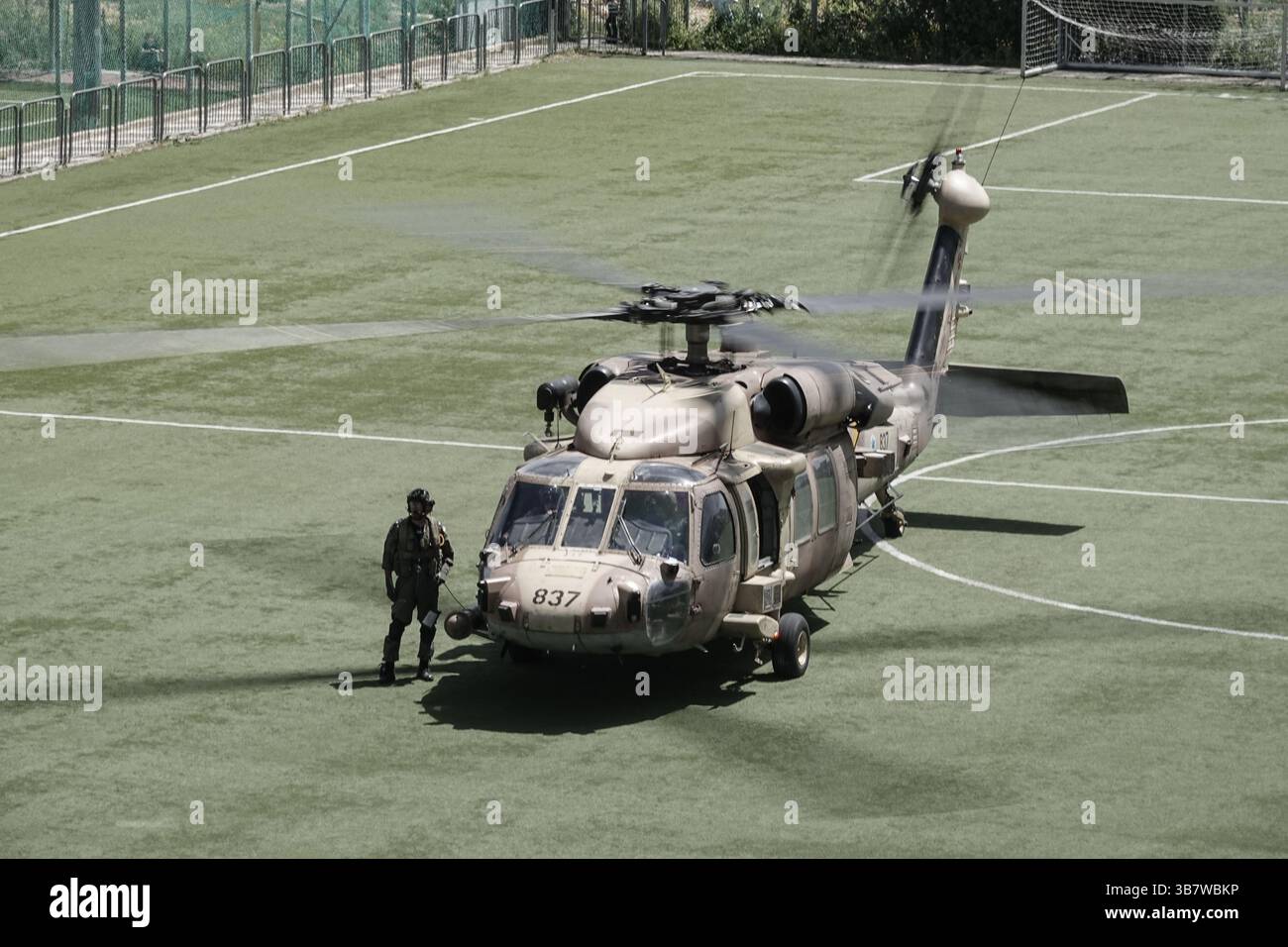 5 aprile 2024, Gerusalemme, Israele: I feriti IDF dal campo di battaglia vengono evacuati medicalmente allo Shaare Zedek Medical Center.in Gerusalemme dalla 669th Special Rescue Tactical Unit. Israele è stato impegnato in una guerra contro Hamas a seguito di un massiccio fuoco missilistico dalla Striscia di Gaza in Israele il 7 ottobre 2023, infiltrazione di uomini armati nel territorio israeliano, massacro di 1.400 donne e bambini civili nelle loro case e ostaggio di circa 240 civili, compresi bambini e soldati. (Immagine di credito: © Nir Alon/ZUMA Press Wire) Foto Stock