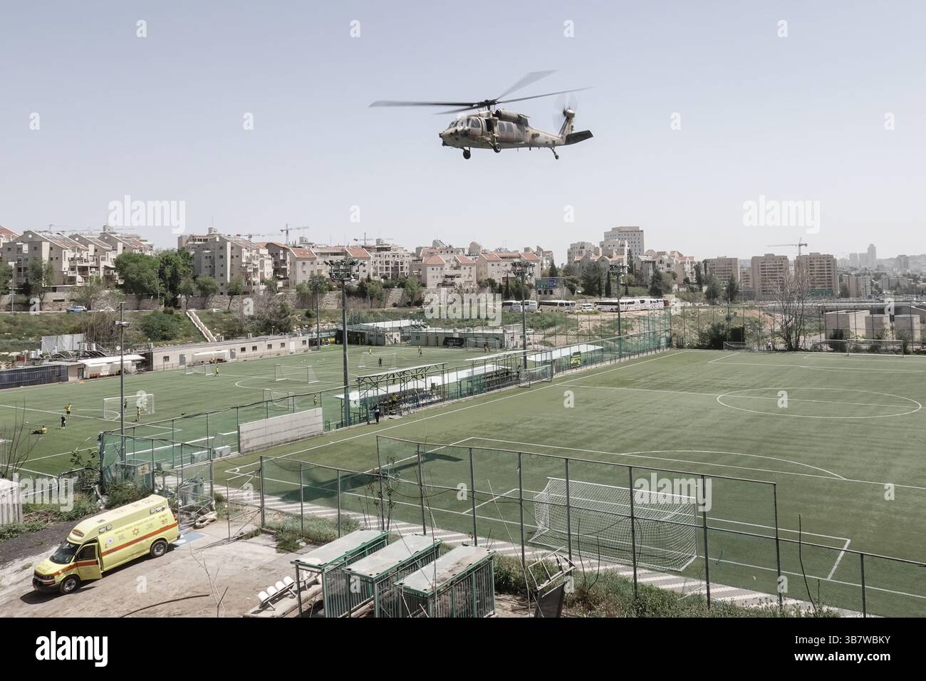 5 aprile 2024, Gerusalemme, Israele: I feriti IDF dal campo di battaglia vengono evacuati medicalmente allo Shaare Zedek Medical Center.in Gerusalemme dalla 669th Special Rescue Tactical Unit. Israele è stato impegnato in una guerra contro Hamas a seguito di un massiccio fuoco missilistico dalla Striscia di Gaza in Israele il 7 ottobre 2023, infiltrazione di uomini armati nel territorio israeliano, massacro di 1.400 donne e bambini civili nelle loro case e ostaggio di circa 240 civili, compresi bambini e soldati. (Immagine di credito: © Nir Alon/ZUMA Press Wire) Foto Stock