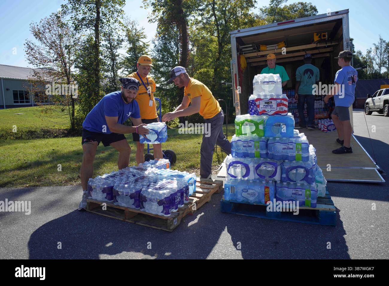 3 ottobre 2023, Marion, NC, Stati Uniti: Volontari del Baptists on Mission - North Carolina Disaster Response Ministry, scaricare acqua in bottiglia per i sopravvissuti all'uragano Helene alla Grace Community Church, 3 ottobre 2024 a Marion, Carolina del Nord. (Immagine di credito: © Madeleine Cook/FEMA/Planet Pix via ZUMA Press Wire) Foto Stock