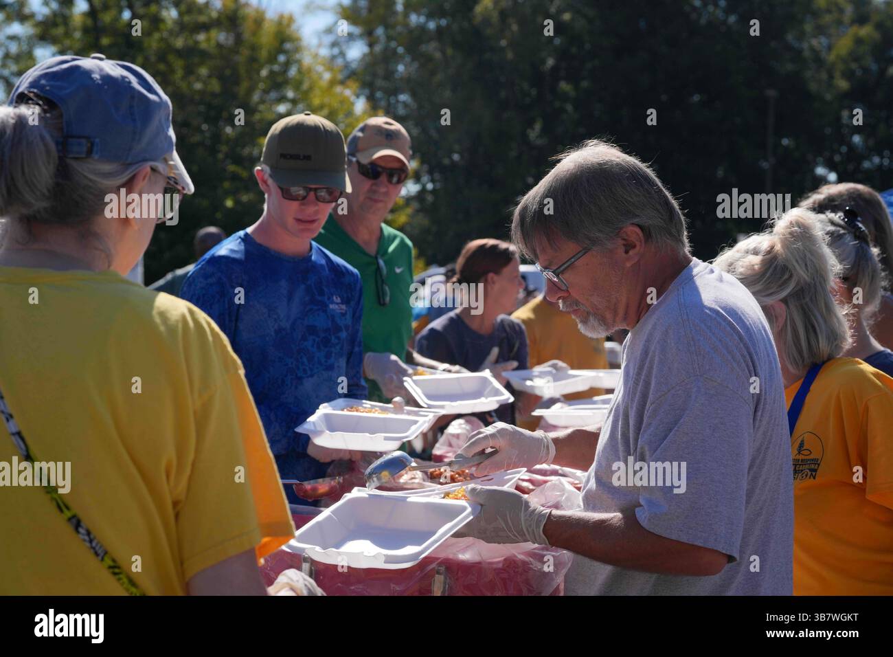 3 ottobre 2023, Marion, North Carolina, Stati Uniti: Volontari del Baptists on Mission - North Carolina Disaster Response Ministry, preparano pranzi per i sopravvissuti all'uragano Helene alla Grace Community Church, 3 ottobre 2024 a Marion, North Carolina. (Immagine di credito: © Madeleine Cook/FEMA/Planet Pix via ZUMA Press Wire) Foto Stock