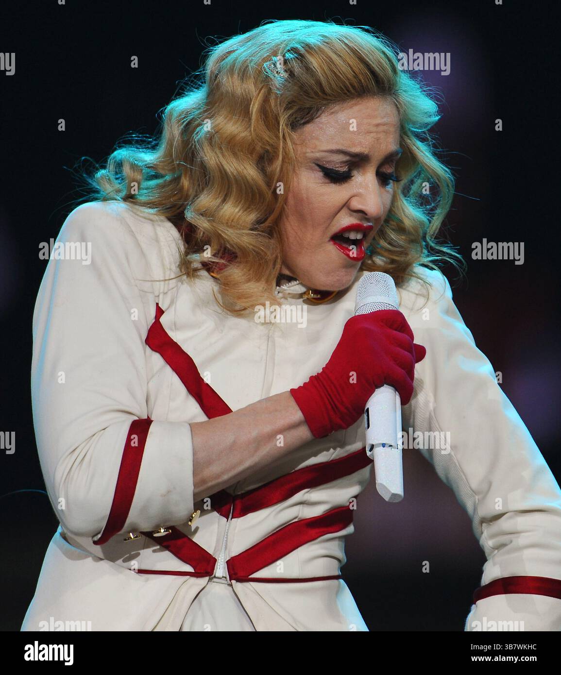 15 novembre 2012, Charlotte, NC, USA: Madonna si esibisce durante la sua tappa del MDNA Tour alla Time Warner Cable Arena di Charlotte, Carolina del Nord, il 15 novembre 2012. (Immagine di credito: © Jeff Siner/Charlotte Observer via ZUMA Press Wire) Foto Stock