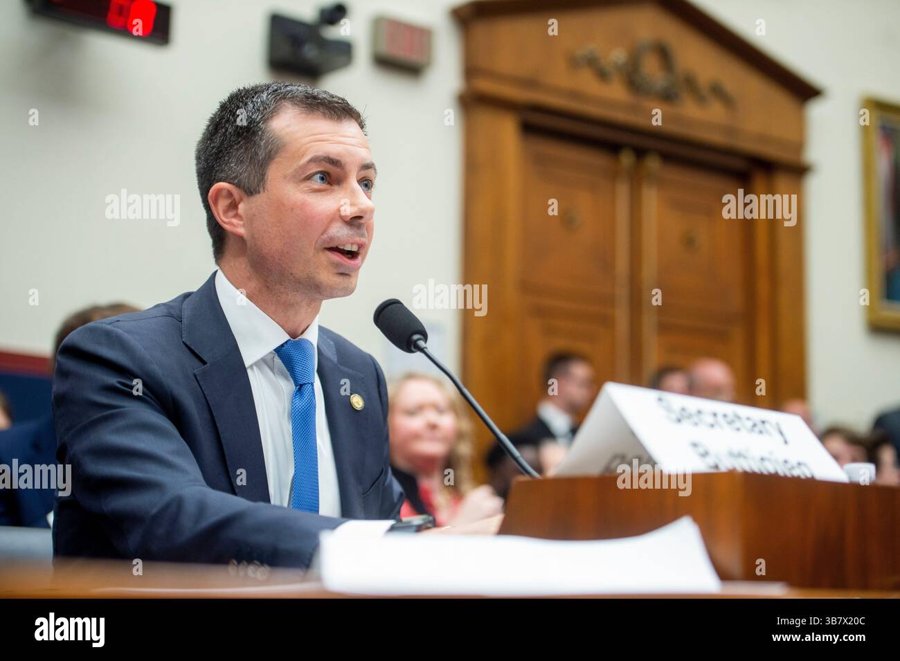 27 giugno 2024, Washington, District of Columbia, USA: Il Segretario dei trasporti degli Stati Uniti PETE BUTTIGIEG appare davanti a un Comitato della camera per i trasporti e le infrastrutture ascoltando "supervisione delle politiche e dei programmi del Dipartimento dei trasporti e richiesta di bilancio per l'anno fiscale 2025" nell'edificio degli uffici di Rayburn House. (Immagine di credito: © Rod Lamkey/CNP tramite ZUMA Press Wire) Foto Stock