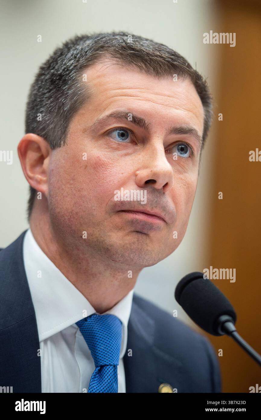 27 giugno 2024, Washington, District of Columbia, USA: Il Segretario dei trasporti degli Stati Uniti PETE BUTTIGIEG appare davanti a un Comitato della camera per i trasporti e le infrastrutture ascoltando "supervisione delle politiche e dei programmi del Dipartimento dei trasporti e richiesta di bilancio per l'anno fiscale 2025" nell'edificio degli uffici di Rayburn House. (Immagine di credito: © Rod Lamkey/CNP tramite ZUMA Press Wire) Foto Stock