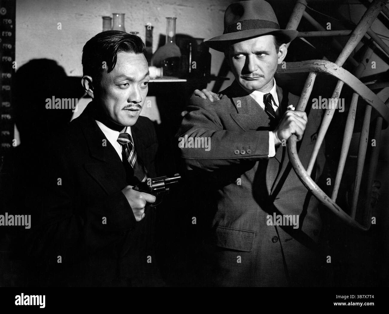 5 maggio 2023, Stati Uniti: Beal Wong, Gregory Gaye, sul set del film seriale, ''The Secret Code'', Columbia Pictures, 1942 (Credit Image: © JT Vintage via ZUMA Press Wire) Foto Stock