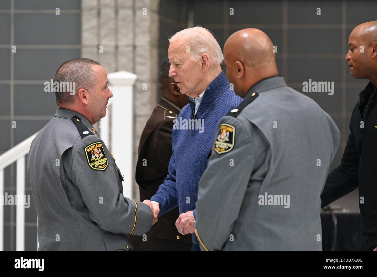 5 aprile 2024, Dundalk, MD, Stati Uniti d'America: Il presidente degli Stati Uniti Joe Biden, centro, ringrazia gli agenti di polizia MDTA che hanno salvato vite durante il crollo del disastro di Francis Scott Key Bridge nella sede del Maryland Department of Transportation, 5 aprile 2024 a Dundalk, Maryland. (Immagine di credito: © Carter Elliott/Mdgovpics/Planet Pix via ZUMA Press Wire) Foto Stock