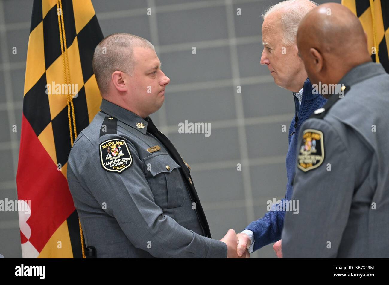 5 aprile 2024, Dundalk, MD, Stati Uniti d'America: Il presidente degli Stati Uniti Joe Biden, centro, ringrazia gli agenti di polizia MDTA che hanno salvato vite durante il crollo del disastro di Francis Scott Key Bridge nella sede del Maryland Department of Transportation, 5 aprile 2024 a Dundalk, Maryland. (Immagine di credito: © Carter Elliott/Mdgovpics/Planet Pix via ZUMA Press Wire) Foto Stock