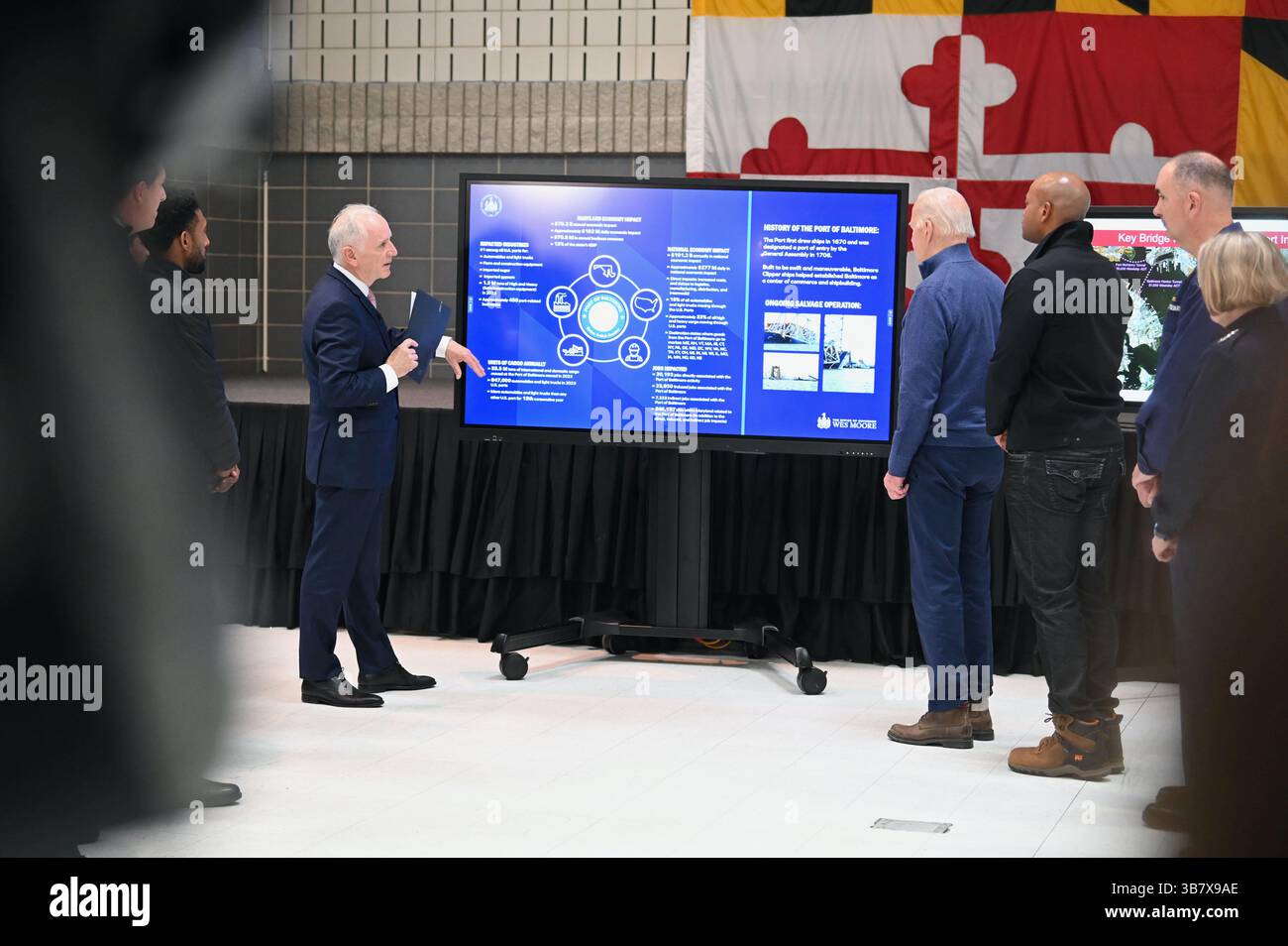 5 aprile 2024, Dundalk, MD, Stati Uniti d'America: Il presidente degli Stati Uniti Joe Biden, seconda a destra, viene informato dal segretario dei trasporti del Maryland Paul Wiedefeld, a sinistra, sul crollo del disastro di Francis Scott Key Bridge a fianco del governatore del Maryland Wes Moore, a destra, presso la sede del Maryland Department of Transportation, 5 aprile 2024 a Dundalk, Maryland. (Immagine di credito: © Carter Elliott/Mdgovpics/Planet Pix via ZUMA Press Wire) Foto Stock