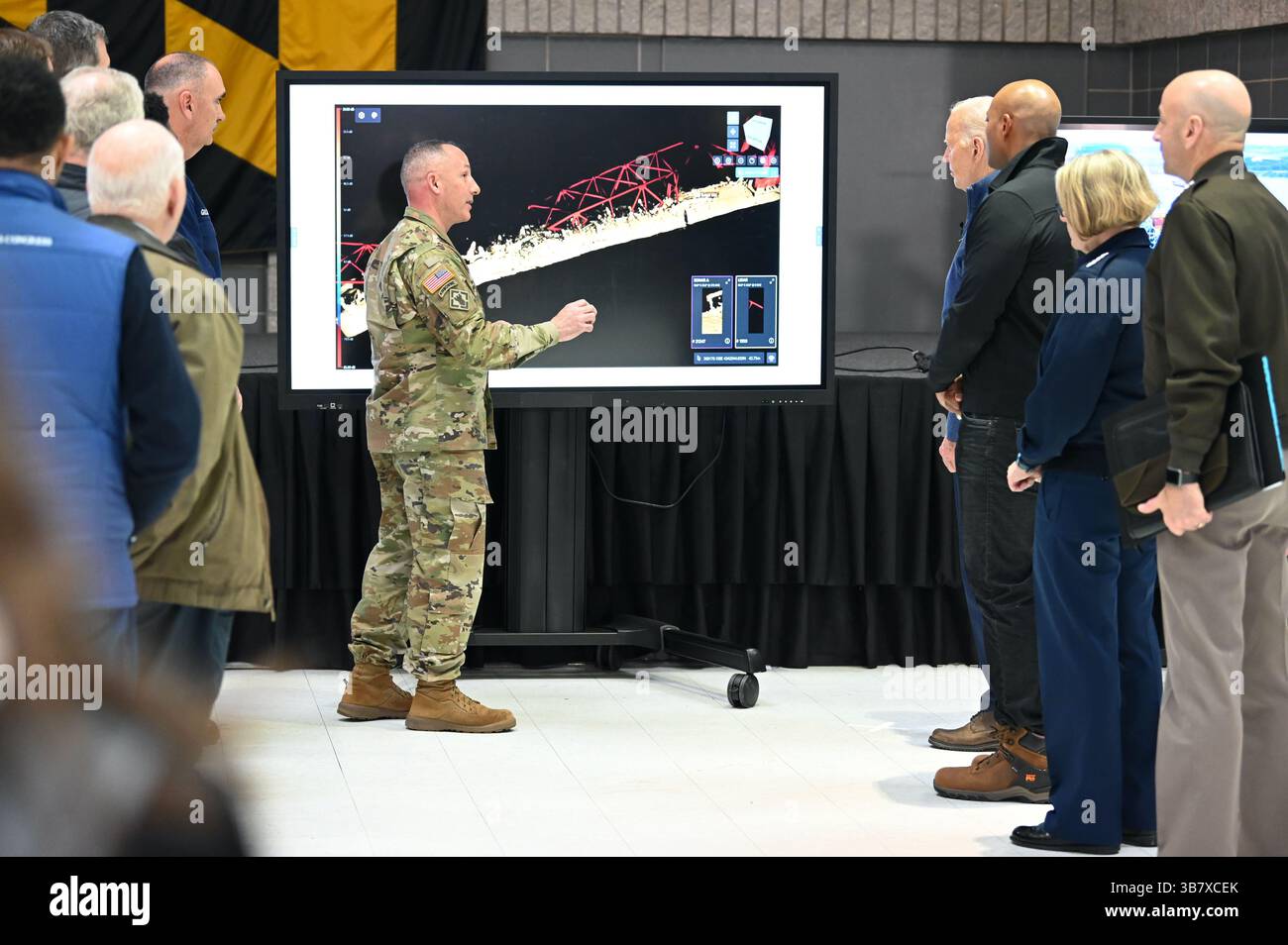 5 aprile 2024, Dundalk, MD, Stati Uniti d'America: Il presidente degli Stati Uniti Joe Biden, centro a destra, è informato dal generale di brigata del corpo degli ingegneri dell'esercito John Lloyd, centro, sul crollo del disastro di Francis Scott Key Bridge a fianco del governatore del Maryland Wes Moore, 3rd Right, e altri funzionari del quartier generale del Dipartimento dei trasporti del Maryland, 5 aprile 2024 a Dundalk, Maryland. (Immagine di credito: © Carter Elliott/Mdgovpics/Planet Pix via ZUMA Press Wire) Foto Stock
