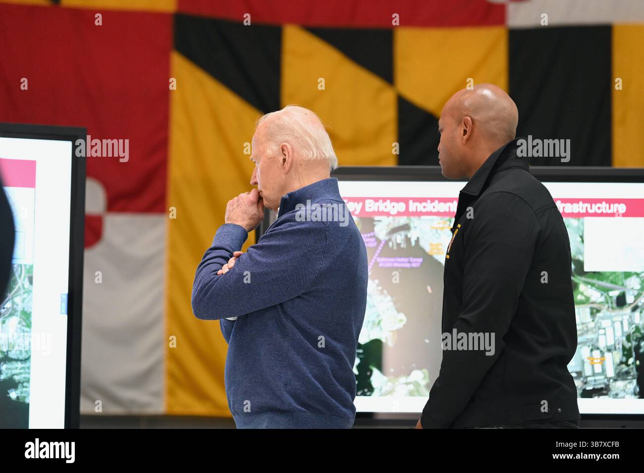 5 aprile 2024, Dundalk, MD, Stati Uniti d'America: Il presidente degli Stati Uniti Joe Biden, centro, e il governatore del Maryland Wes Moore, destra, durante un briefing sul crollo del disastro di Francis Scott Key Bridge presso la sede del Maryland Department of Transportation, 5 aprile 2024 a Dundalk, Maryland. (Immagine di credito: © Carter Elliott/Mdgovpics/Planet Pix via ZUMA Press Wire) Foto Stock