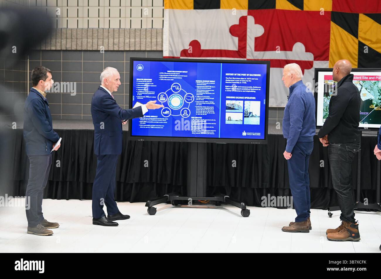 5 aprile 2024, Dundalk, MD, Stati Uniti d'America: Il presidente degli Stati Uniti Joe Biden, seconda destra, è informato dal segretario dei trasporti del Maryland Paul Wiedefeld, seconda sinistra, sul crollo del disastro di Francis Scott Key Bridge insieme al governatore del Maryland Wes Moore, destra, e il segretario dei trasporti Pete Buttigieg, sinistra, presso la sede del Maryland Department of Transportation, 5 aprile 2024 a Dundalk, Maryland. (Immagine di credito: © Carter Elliott/Mdgovpics/Planet Pix via ZUMA Press Wire) Foto Stock