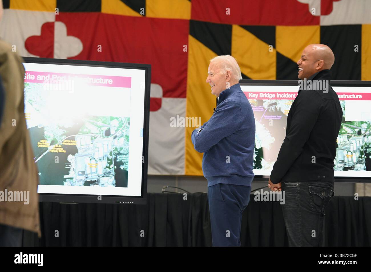 5 aprile 2024, Dundalk, MD, Stati Uniti d'America: Il presidente degli Stati Uniti Joe Biden, centro, e il governatore del Maryland Wes Moore, destra, durante un briefing sul crollo del disastro di Francis Scott Key Bridge presso la sede del Maryland Department of Transportation, 5 aprile 2024 a Dundalk, Maryland. (Immagine di credito: © Carter Elliott/Mdgovpics/Planet Pix via ZUMA Press Wire) Foto Stock