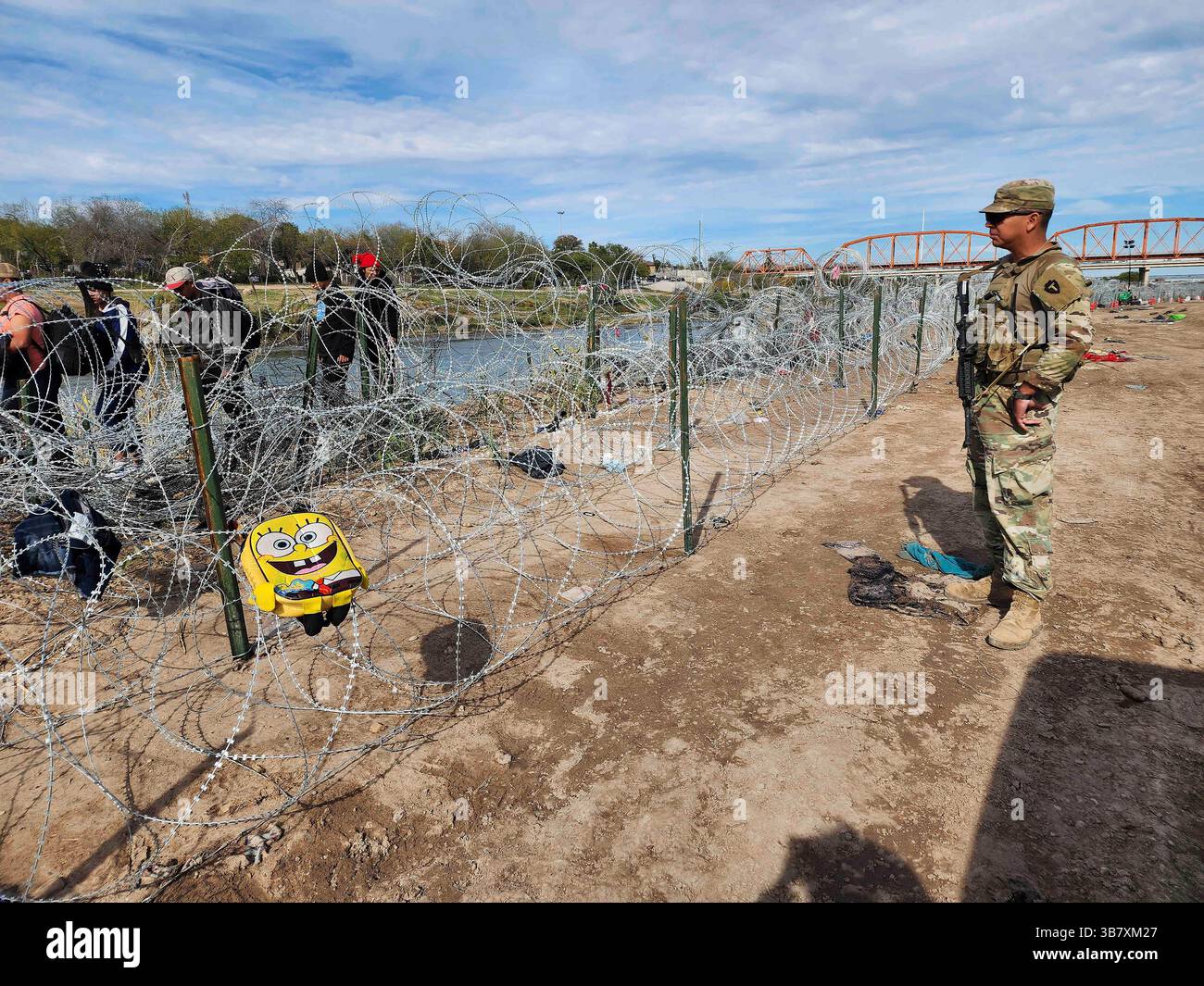19 dicembre 2023, Eagle Pass, Tx, Stati Uniti: Texas Army National Guardsmen guarda come i migranti che attraversano il Rio grande incontrano il filo di rasoio che blocca l'accesso al confine tra Texas e Messico, 19 dicembre 2023 a Eagle Pass, Texas. I soldati stanno agendo su ordine del Governatore del Texas come parte dell'operazione Lone Star sponsorizzata dallo stato. (Immagine di credito: © 1sg Suzanne Ringle/Texas Nationa/Planet Pix tramite ZUMA Press Wire) Foto Stock