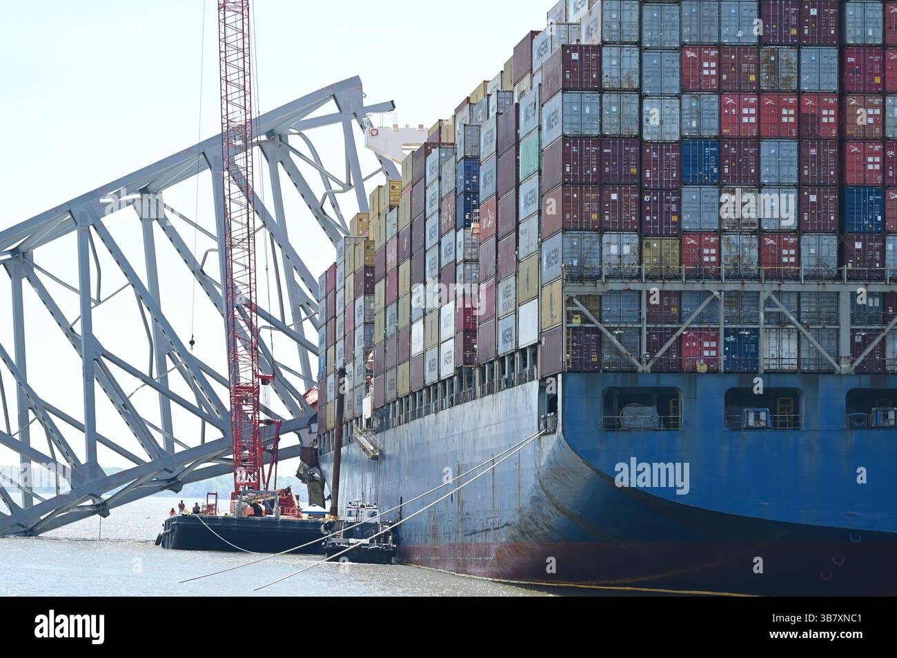 16 aprile 2024, Dundalk, MD, Stati Uniti d'America: La MV Dali incastrata in capriate d'acciaio dopo essere stata colpita nel Francis Scott Key Bridge attende la rimozione dei detriti che bloccano il canale di Fort McHenry, 16 aprile 2024, vicino a Dundalk, Maryland. Il ponte fu colpito dalla nave portacontainer di 984 piedi il 26 marzo e crollò uccidendo sei lavoratori. (Immagine di credito: © Mdgovpix/Maryland Governor/Planet Pix via ZUMA Press Wire) Foto Stock