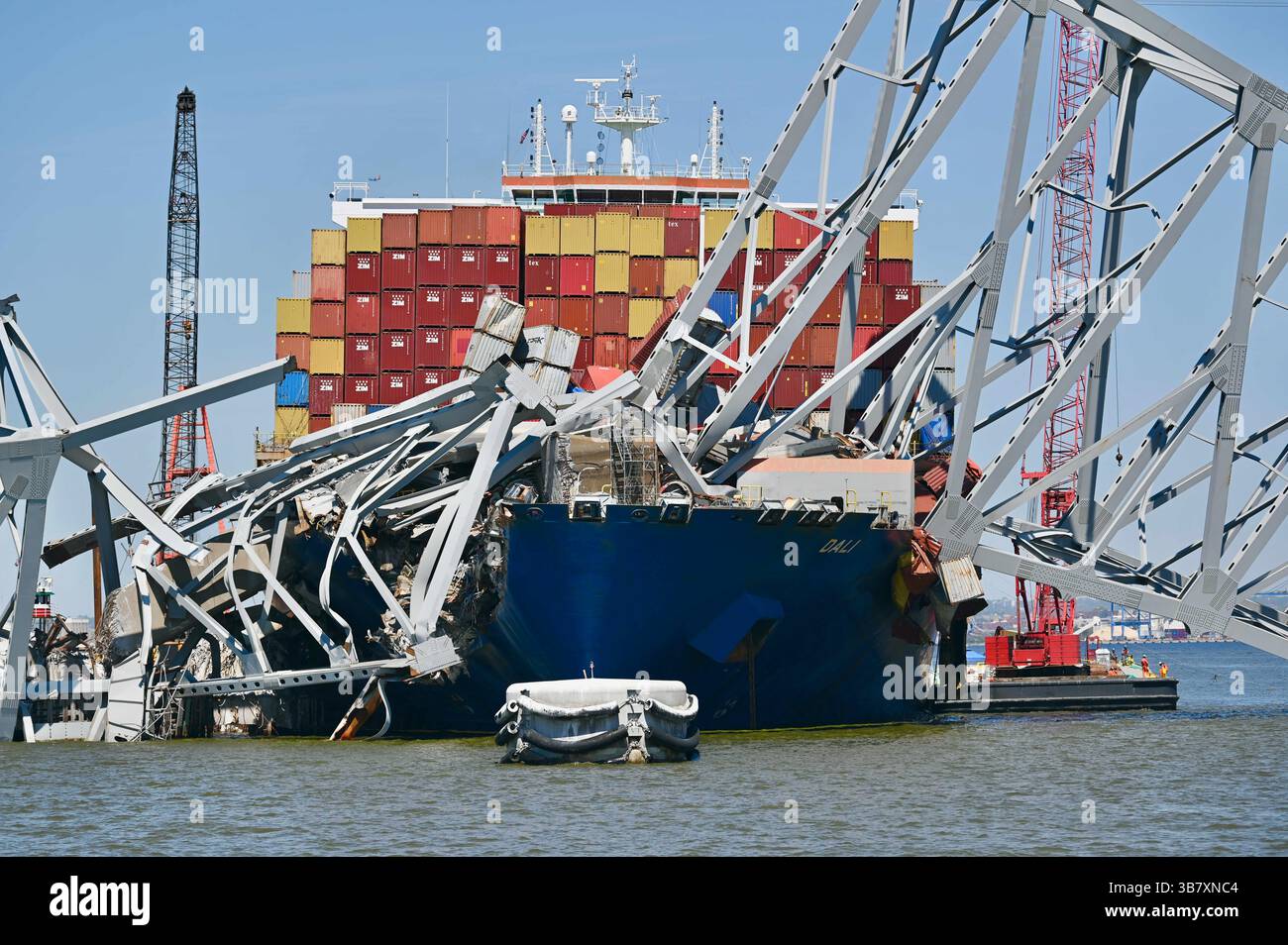 16 aprile 2024, Dundalk, MD, Stati Uniti d'America: La massiccia pila di container da carico si trova sui ponti della MV Dali dopo che la nave è stata sbattuta nel Francis Scott Key Bridge attende la rimozione dei detriti che bloccano il canale di Fort McHenry, 16 aprile 2024, vicino a Dundalk, Maryland. Il ponte fu colpito dalla nave portacontainer di 984 piedi il 26 marzo e crollò uccidendo sei lavoratori. (Immagine di credito: © Mdgovpics/Maryland Governor/Planet Pix via ZUMA Press Wire) Foto Stock
