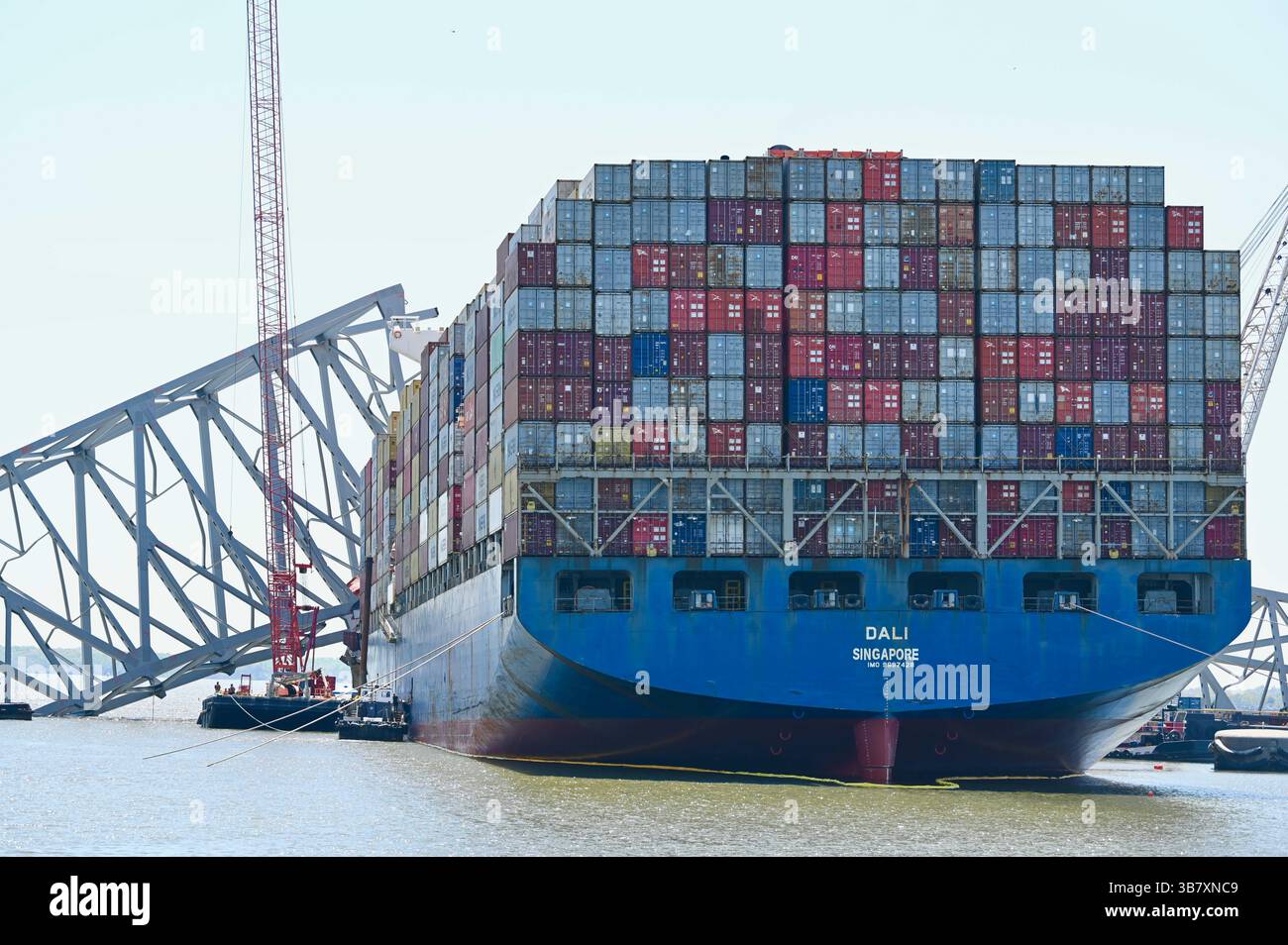 16 aprile 2024, Dundalk, MD, Stati Uniti d'America: La MV Dali incastrata in capriate d'acciaio dopo essere stata colpita nel Francis Scott Key Bridge attende la rimozione dei detriti che bloccano il canale di Fort McHenry, 16 aprile 2024, vicino a Dundalk, Maryland. Il ponte fu colpito dalla nave portacontainer di 984 piedi il 26 marzo e crollò uccidendo sei lavoratori. (Immagine di credito: © Mdgovpix/Maryland Governor/Planet Pix via ZUMA Press Wire) Foto Stock