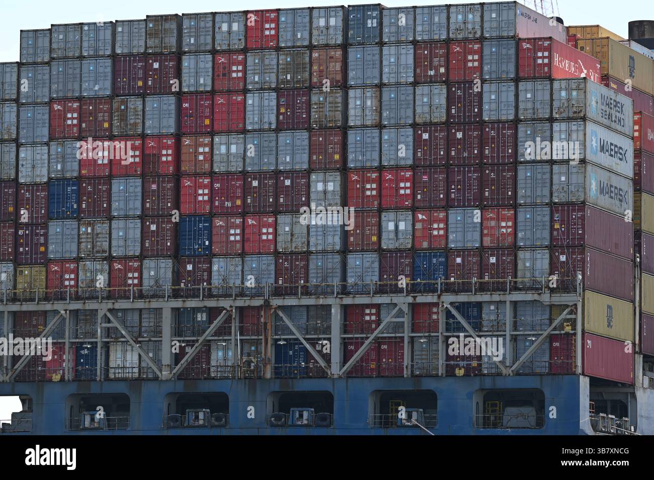16 aprile 2024, Dundalk, MD, Stati Uniti d'America: La massiccia pila di container da carico si trova sui ponti della MV Dali dopo che la nave è stata sbattuta nel Francis Scott Key Bridge attende la rimozione dei detriti che bloccano il canale di Fort McHenry, 16 aprile 2024, vicino a Dundalk, Maryland. Il ponte fu colpito dalla nave portacontainer di 984 piedi il 26 marzo e crollò uccidendo sei lavoratori. (Immagine di credito: © Mdgovpics/Maryland Governor/Planet Pix via ZUMA Press Wire) Foto Stock