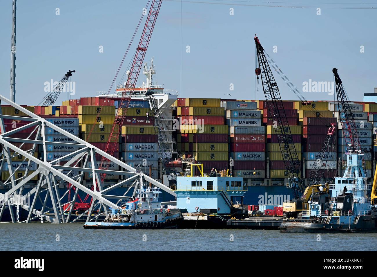 16 aprile 2024, Dundalk, MD, Stati Uniti d'America: Gru per chiatte lavoro per rimuovere capriate dal crollato Francis Scott Key Bridge intorno alla nave da carico MV Dali che blocca il canale di Fort McHenry, 16 aprile 2024, vicino a Dundalk, Maryland. Il ponte fu colpito dalla nave portacontainer di 984 piedi il 26 marzo e crollò uccidendo sei lavoratori. (Immagine di credito: © Mdgovpics/Maryland Governor/Planet Pix via ZUMA Press Wire) Foto Stock