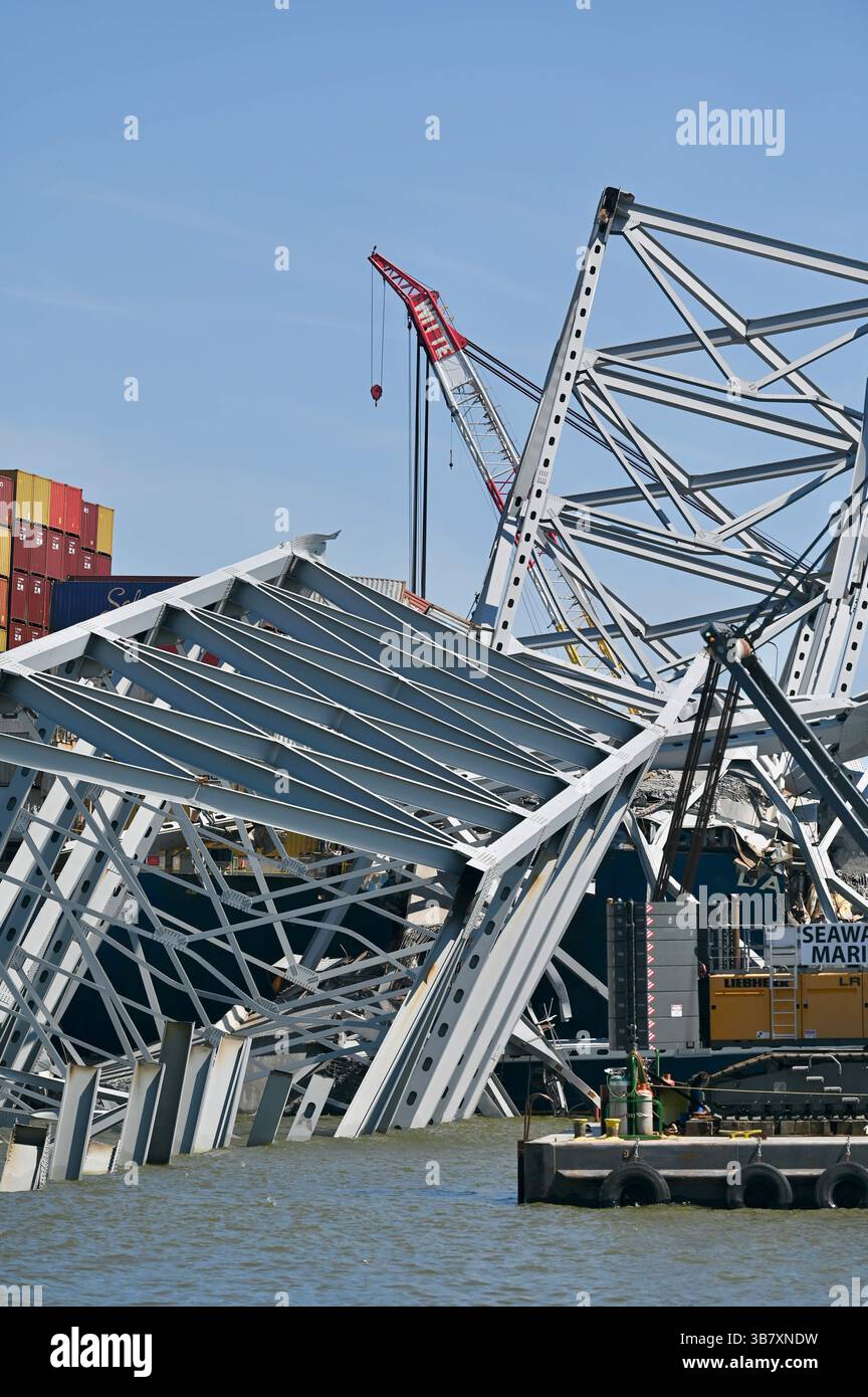 16 aprile 2024, Dundalk, MD, Stati Uniti d'America: La MV Dali incastrata in capriate d'acciaio dopo essere stata colpita nel Francis Scott Key Bridge attende la rimozione dei detriti che bloccano il canale di Fort McHenry, 16 aprile 2024, vicino a Dundalk, Maryland. Il ponte fu colpito dalla nave portacontainer di 984 piedi il 26 marzo e crollò uccidendo sei lavoratori. (Immagine di credito: © Mdgovpics/Maryland Governor/Planet Pix via ZUMA Press Wire) Foto Stock