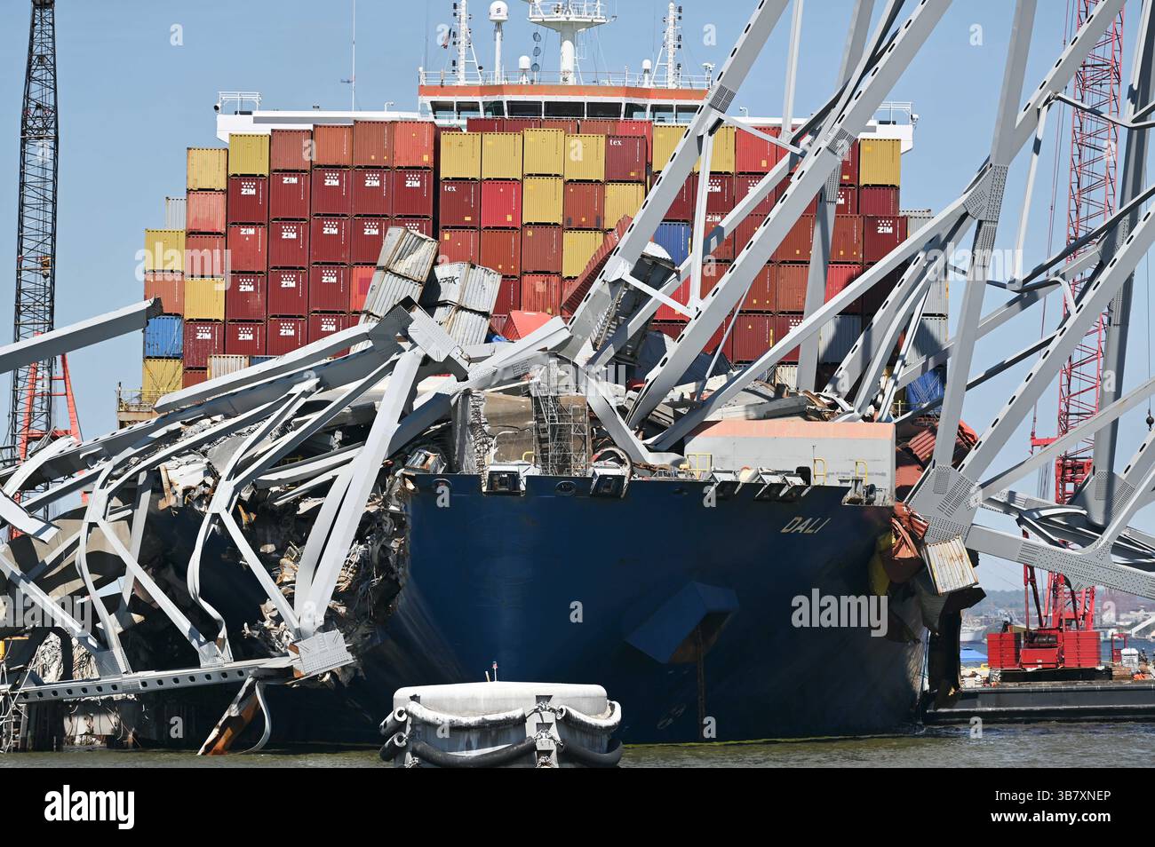 16 aprile 2024, Dundalk, MD, Stati Uniti d'America: La massiccia pila di container da carico si trova sui ponti della MV Dali dopo che la nave è stata sbattuta nel Francis Scott Key Bridge attende la rimozione dei detriti che bloccano il canale di Fort McHenry, 16 aprile 2024, vicino a Dundalk, Maryland. Il ponte fu colpito dalla nave portacontainer di 984 piedi il 26 marzo e crollò uccidendo sei lavoratori. (Immagine di credito: © Mdgovpics/Maryland Governor/Planet Pix via ZUMA Press Wire) Foto Stock