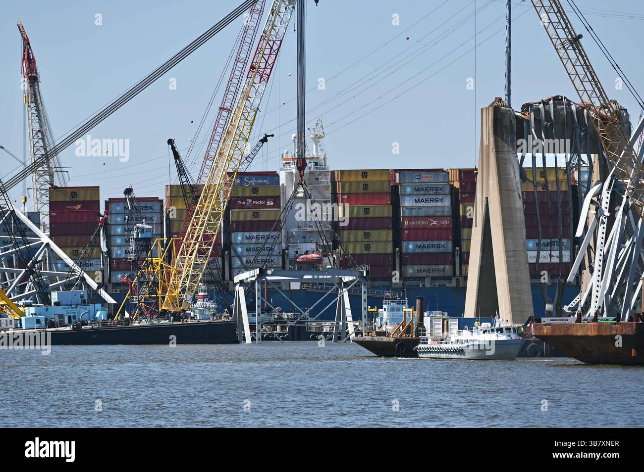 16 aprile 2024, Dundalk, MD, Stati Uniti d'America: Gru per chiatte lavoro per rimuovere capriate dal crollato Francis Scott Key Bridge intorno alla nave da carico MV Dali che blocca il canale di Fort McHenry, 16 aprile 2024, vicino a Dundalk, Maryland. Il ponte fu colpito dalla nave portacontainer di 984 piedi il 26 marzo e crollò uccidendo sei lavoratori. (Immagine di credito: © Mdgovpics/Maryland Governor/Planet Pix via ZUMA Press Wire) Foto Stock