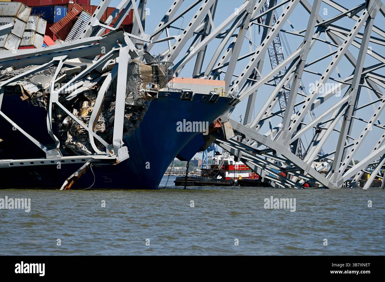 16 aprile 2024, Dundalk, MD, Stati Uniti d'America: La massiccia pila di container da carico si trova sui ponti della MV Dali dopo che la nave è stata sbattuta nel Francis Scott Key Bridge attende la rimozione dei detriti che bloccano il canale di Fort McHenry, 16 aprile 2024, vicino a Dundalk, Maryland. Il ponte fu colpito dalla nave portacontainer di 984 piedi il 26 marzo e crollò uccidendo sei lavoratori. (Immagine di credito: © Mdgovpics/Maryland Governor/Planet Pix via ZUMA Press Wire) Foto Stock