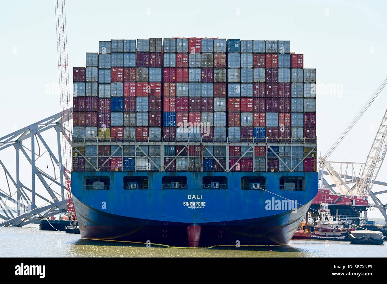 16 aprile 2024, Dundalk, MD, Stati Uniti d'America: La MV Dali incastrata in capriate d'acciaio dopo essere stata colpita nel Francis Scott Key Bridge attende la rimozione dei detriti che bloccano il canale di Fort McHenry, 16 aprile 2024, vicino a Dundalk, Maryland. Il ponte fu colpito dalla nave portacontainer di 984 piedi il 26 marzo e crollò uccidendo sei lavoratori. (Immagine di credito: © Mdgovpics/Maryland Governor/Planet Pix via ZUMA Press Wire) Foto Stock