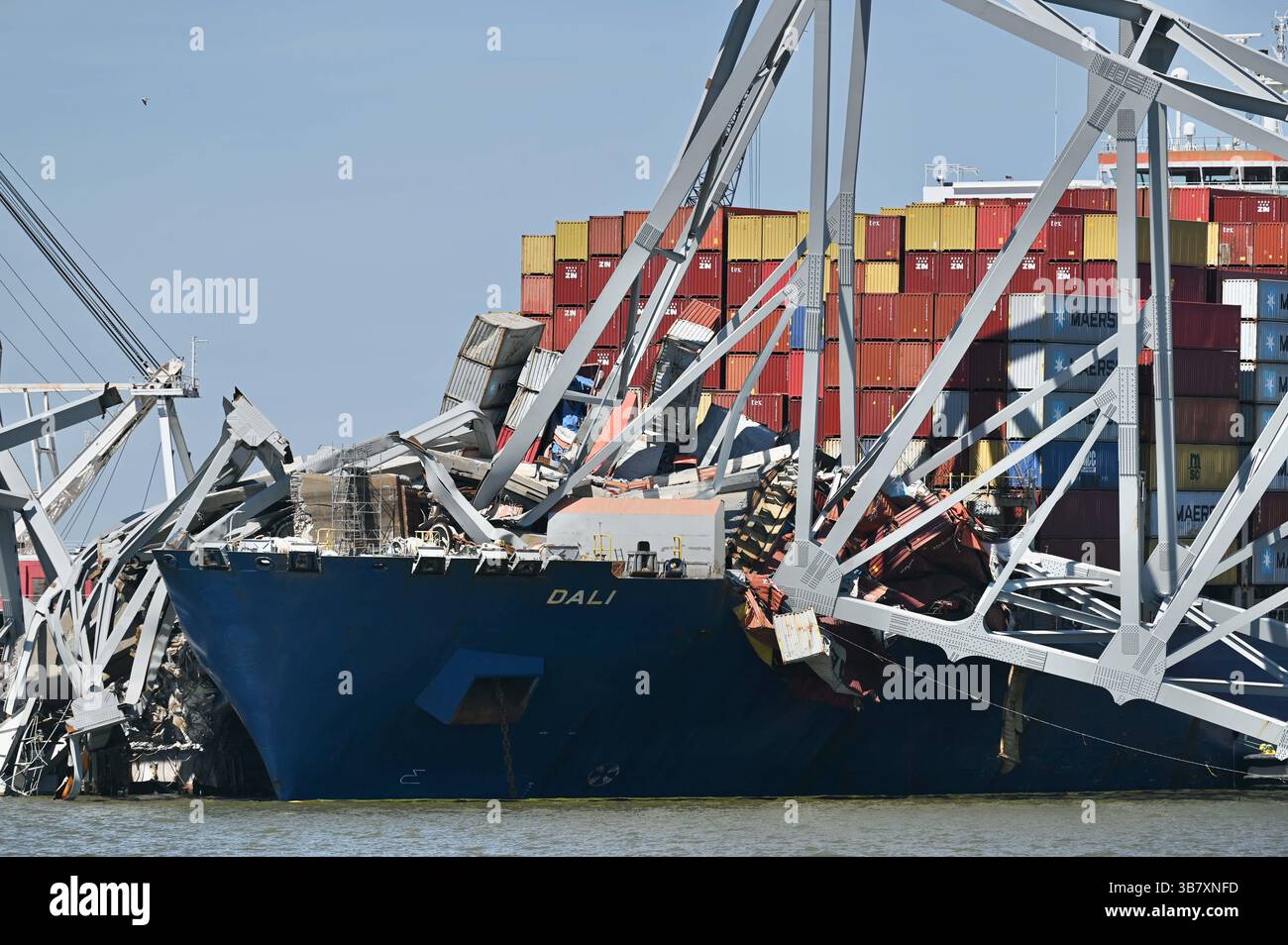 16 aprile 2024, Dundalk, MD, Stati Uniti d'America: La massiccia pila di container da carico si trova sui ponti della MV Dali dopo che la nave è stata sbattuta nel Francis Scott Key Bridge attende la rimozione dei detriti che bloccano il canale di Fort McHenry, 16 aprile 2024, vicino a Dundalk, Maryland. Il ponte fu colpito dalla nave portacontainer di 984 piedi il 26 marzo e crollò uccidendo sei lavoratori. (Immagine di credito: © Mdgovpics/Maryland Governor/Planet Pix via ZUMA Press Wire) Foto Stock