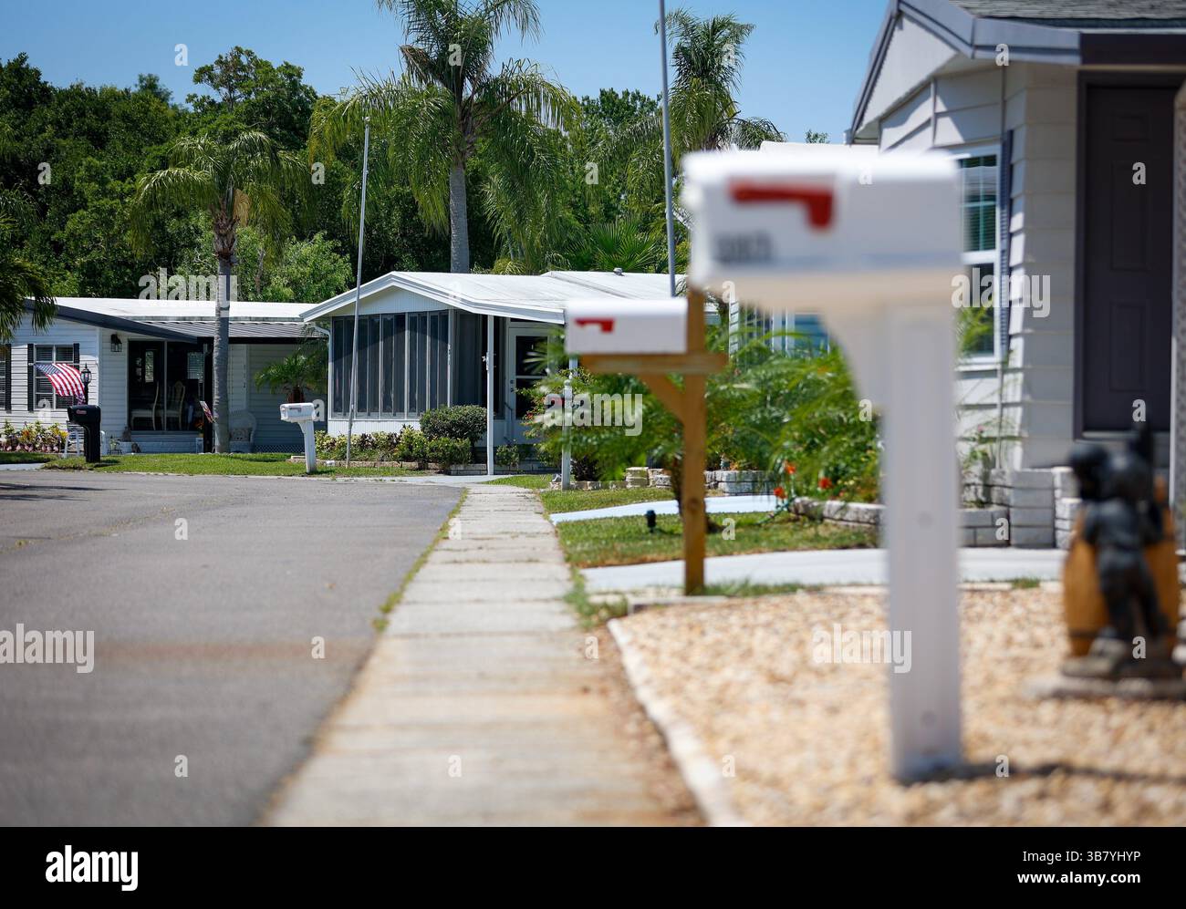 30 maggio 2024, Oldsmar, Florida, Stati Uniti: Una strada con case fabbricate si vede nel Gull Aire Village giovedì 30 maggio 2024 a Oldsmar. I residenti del parco sono stati divisi tra evacuazione o soggiorno quando viene emesso un ordine di evacuazione. (Immagine di credito: © Chris Urso/Tampa Bay Times tramite ZUMA Press Wire) Foto Stock