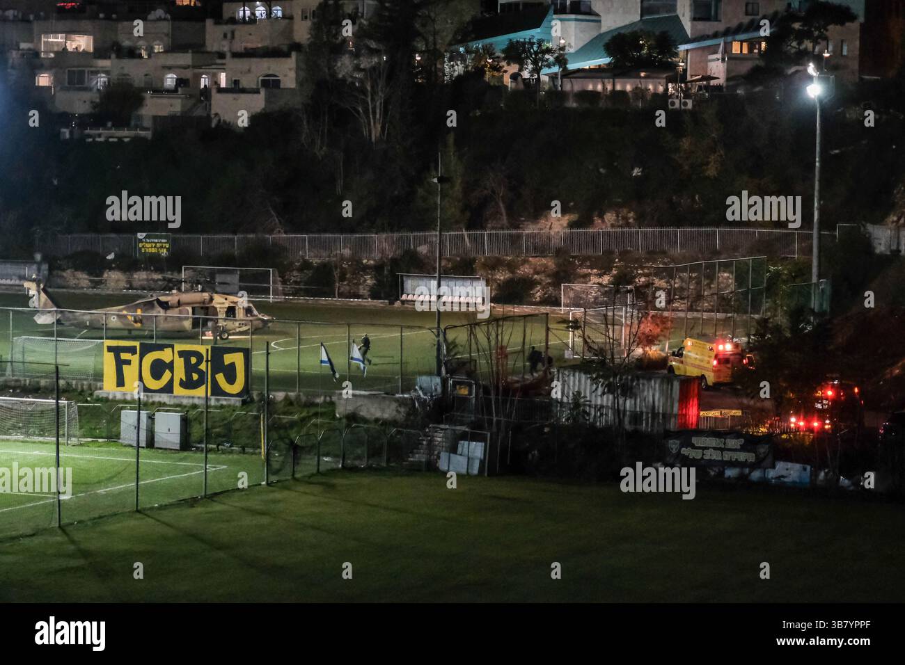 18 dicembre 2023, Gerusalemme, Israele: I feriti IDF dal campo di battaglia vengono evacuati medicalmente allo Shaare Zedek Medical Center.in Gerusalemme dalla 669th Special Rescue Tactical Unit. Israele è stato impegnato in una guerra contro Hamas a seguito di un massiccio fuoco missilistico dalla Striscia di Gaza in Israele il 7 ottobre 2023, infiltrazione di uomini armati nel territorio israeliano, massacro di 1.400 donne e bambini civili nelle loro case e ostaggio di circa 240 civili, compresi bambini e soldati. (Immagine di credito: © Nir Alon/ZUMA Press Wire) Foto Stock