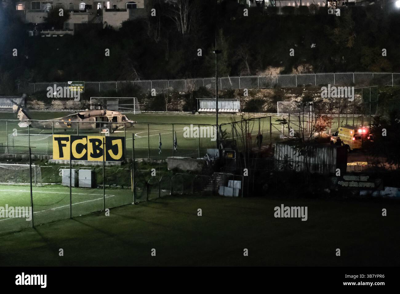 18 dicembre 2023, Gerusalemme, Israele: I feriti IDF dal campo di battaglia vengono evacuati medicalmente allo Shaare Zedek Medical Center.in Gerusalemme dalla 669th Special Rescue Tactical Unit. Israele è stato impegnato in una guerra contro Hamas a seguito di un massiccio fuoco missilistico dalla Striscia di Gaza in Israele il 7 ottobre 2023, infiltrazione di uomini armati nel territorio israeliano, massacro di 1.400 donne e bambini civili nelle loro case e ostaggio di circa 240 civili, compresi bambini e soldati. (Immagine di credito: © Nir Alon/ZUMA Press Wire) Foto Stock