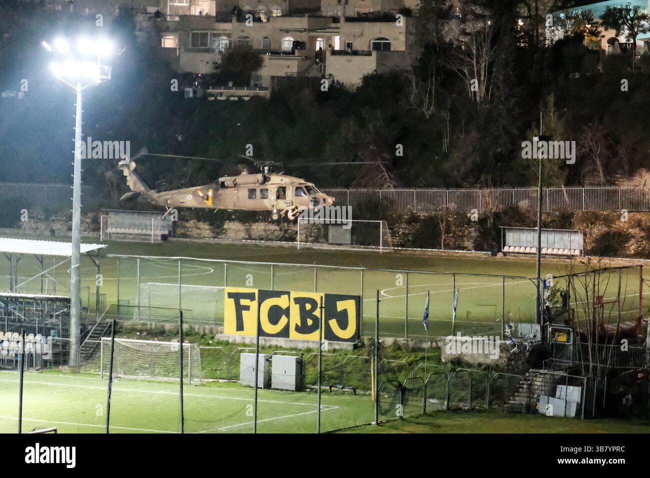 18 dicembre 2023, Gerusalemme, Israele: I feriti IDF dal campo di battaglia vengono evacuati medicalmente allo Shaare Zedek Medical Center.in Gerusalemme dalla 669th Special Rescue Tactical Unit. Israele è stato impegnato in una guerra contro Hamas a seguito di un massiccio fuoco missilistico dalla Striscia di Gaza in Israele il 7 ottobre 2023, infiltrazione di uomini armati nel territorio israeliano, massacro di 1.400 donne e bambini civili nelle loro case e ostaggio di circa 240 civili, compresi bambini e soldati. (Immagine di credito: © Nir Alon/ZUMA Press Wire) Foto Stock