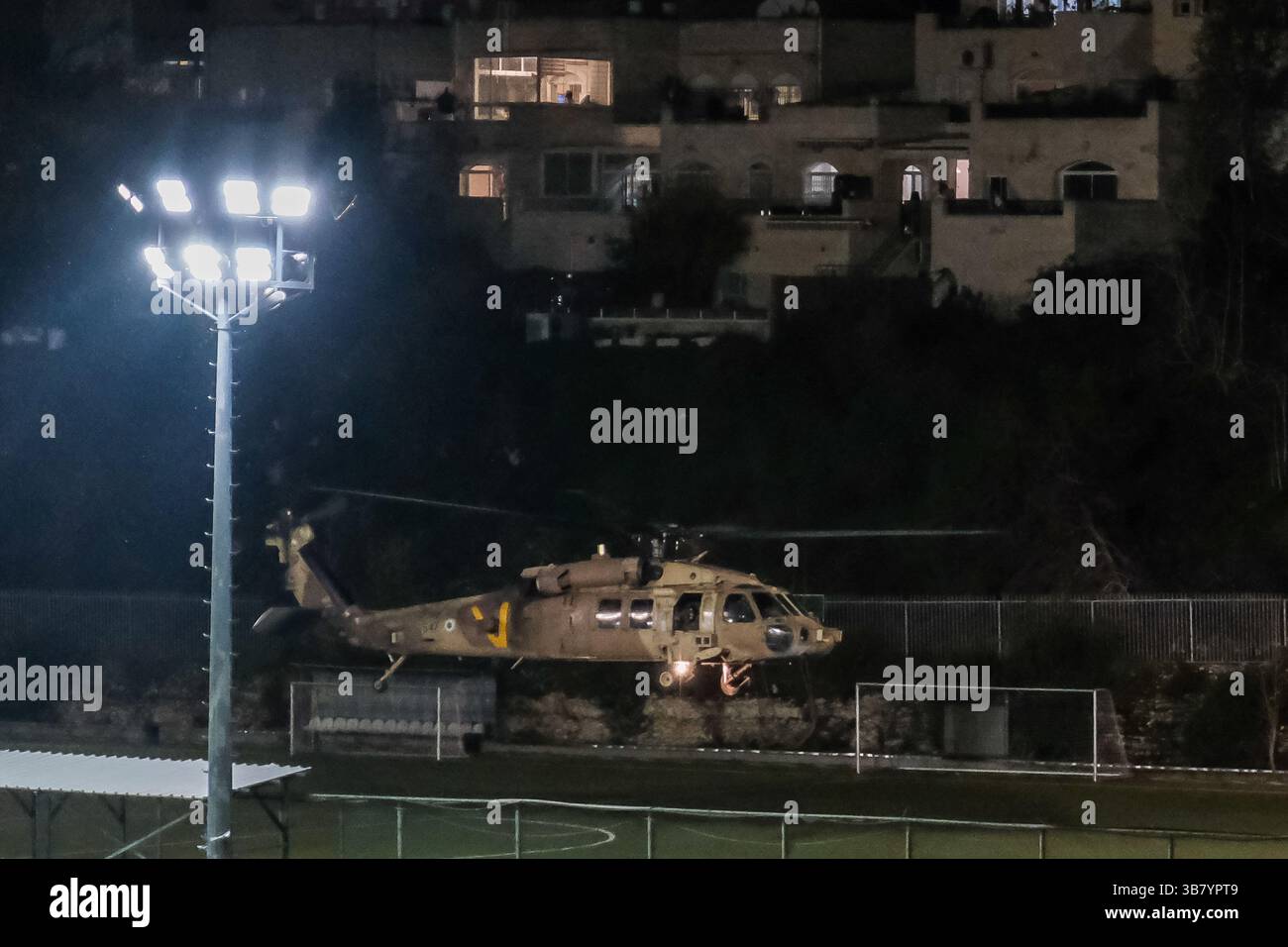 18 dicembre 2023, Gerusalemme, Israele: I feriti IDF dal campo di battaglia vengono evacuati medicalmente allo Shaare Zedek Medical Center.in Gerusalemme dalla 669th Special Rescue Tactical Unit. Israele è stato impegnato in una guerra contro Hamas a seguito di un massiccio fuoco missilistico dalla Striscia di Gaza in Israele il 7 ottobre 2023, infiltrazione di uomini armati nel territorio israeliano, massacro di 1.400 donne e bambini civili nelle loro case e ostaggio di circa 240 civili, compresi bambini e soldati. (Immagine di credito: © Nir Alon/ZUMA Press Wire) Foto Stock