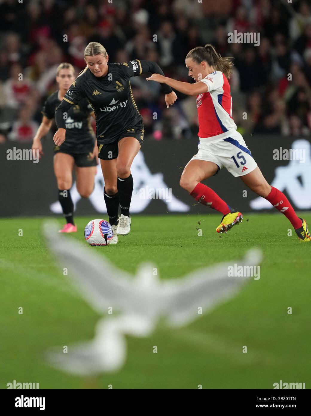24 maggio 2024, Melbourne, Australia: Katie McCabe dell'Arsenal sfida Sophie Harding dell'A-League All-Stars durante una partita di esibizione tra Arsenal FC Women e A-League All-Stars Women al Marvel Stadium di Melbourne, Australia. Arsenal ha vinto 1:0 (immagine di credito: © Sydney Low/ZUMA Press Wire) Foto Stock