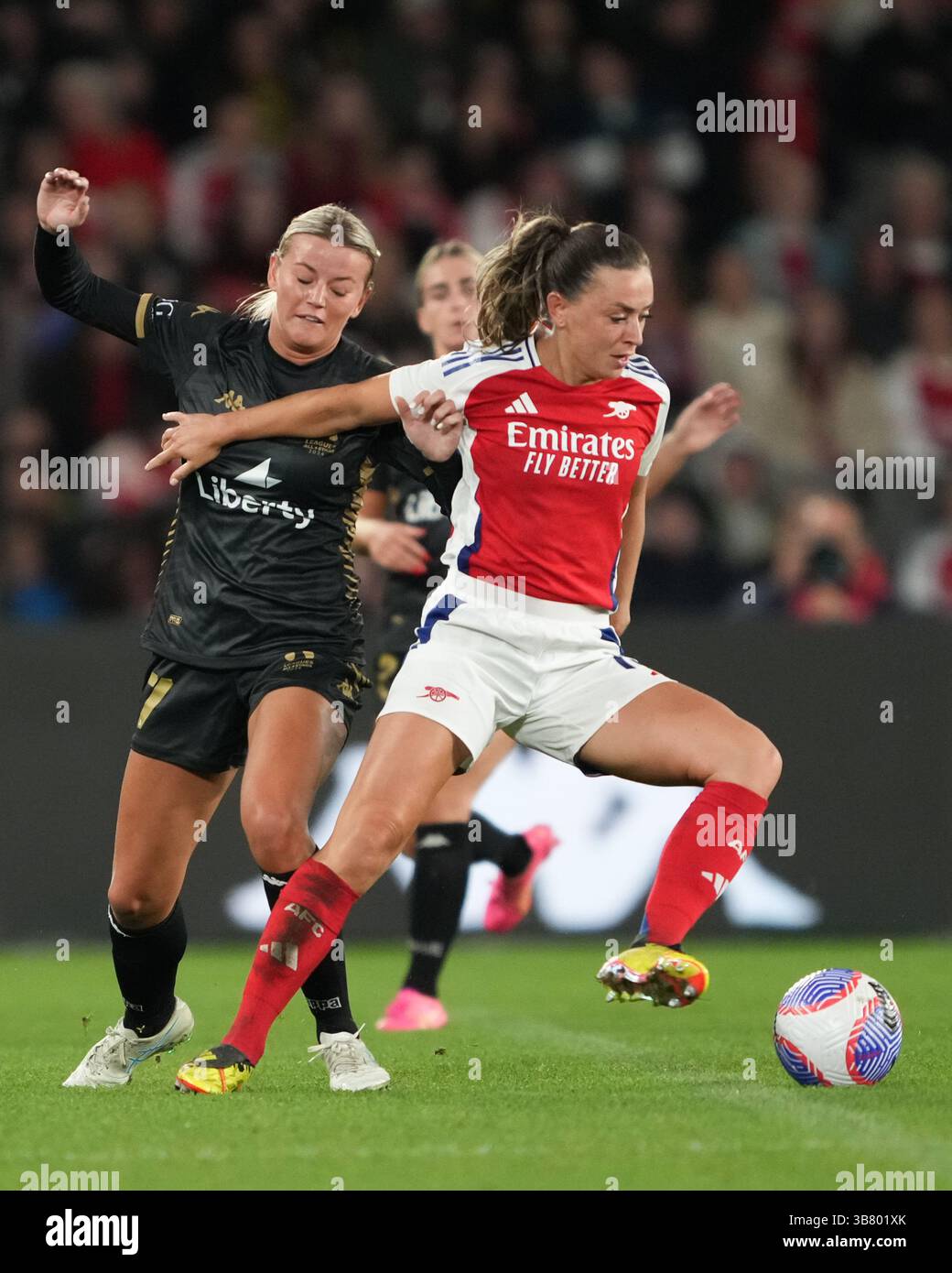 24 maggio 2024, Melbourne, Australia: Katie McCabe dell'Arsenal controlla la palla di Sophie Harding dell'A-League All-Stars durante una partita di esibizione tra Arsenal FC Women e A-League All-Stars Women al Marvel Stadium di Melbourne, Australia. Arsenal ha vinto 1:0 (immagine di credito: © Sydney Low/ZUMA Press Wire) Foto Stock