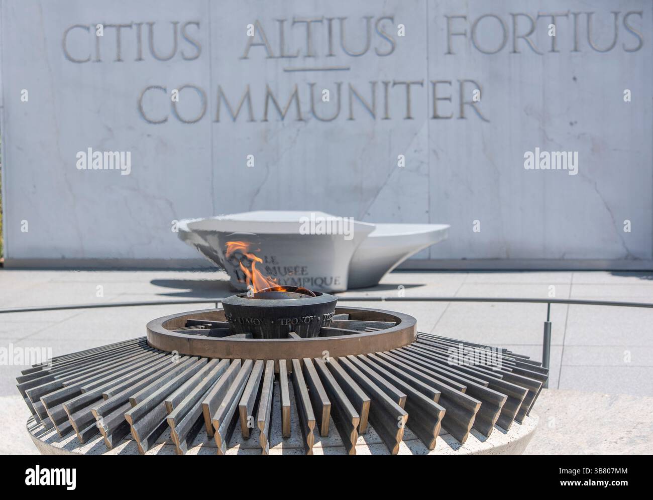 25 maggio 2024, Losanna, Vaud, Svizzera: Losanna Svizzera, 05/25/2024: presentazione delle luci olimpiche sulla piazza di fronte al museo del Comitato Olimpico Internazionale durante l'Olimpiade di Parigi, un viaggio coinvolgente. Paris Olympique, un viaggio coinvolgente che si è svolto presso il Museo Olimpico di Losanna, la capitale olimpica. (Immagine di credito: © Eric Dubost/ZUMA Press Wire) Foto Stock
