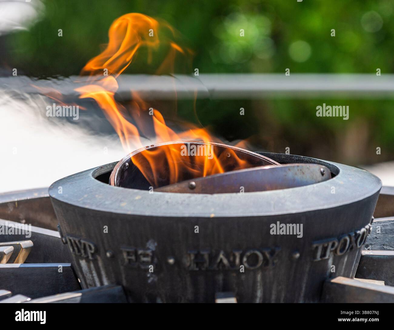 25 maggio 2024, Losanna, Vaud, Svizzera: Losanna Svizzera, 05/25/2024: presentazione delle luci olimpiche sulla piazza di fronte al museo del Comitato Olimpico Internazionale durante l'Olimpiade di Parigi, un viaggio coinvolgente. Paris Olympique, un viaggio coinvolgente che si è svolto presso il Museo Olimpico di Losanna, la capitale olimpica. (Immagine di credito: © Eric Dubost/ZUMA Press Wire) Foto Stock