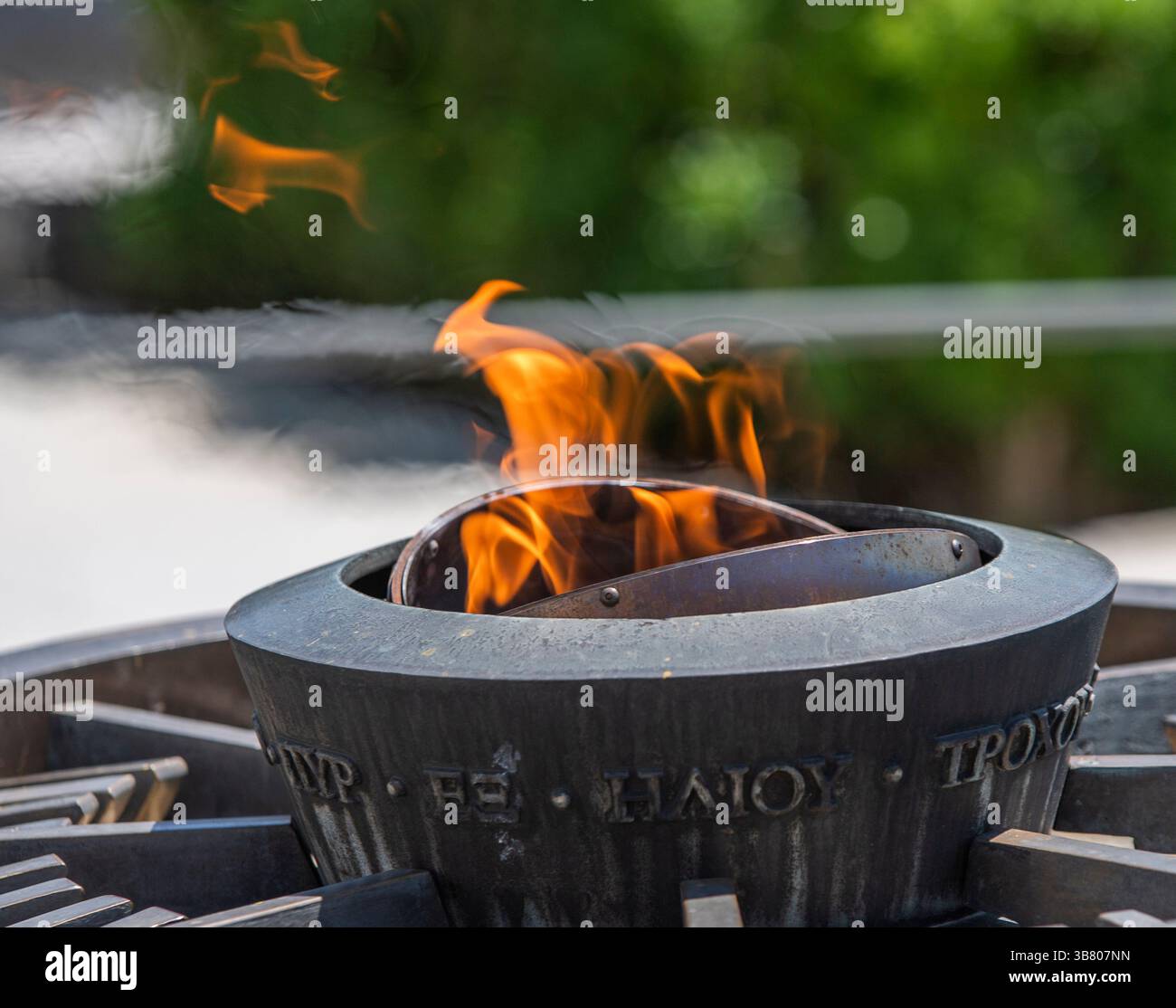 25 maggio 2024, Losanna, Vaud, Svizzera: Losanna Svizzera, 05/25/2024: presentazione delle luci olimpiche sulla piazza di fronte al museo del Comitato Olimpico Internazionale durante l'Olimpiade di Parigi, un viaggio coinvolgente. Paris Olympique, un viaggio coinvolgente che si è svolto presso il Museo Olimpico di Losanna, la capitale olimpica. (Immagine di credito: © Eric Dubost/ZUMA Press Wire) Foto Stock