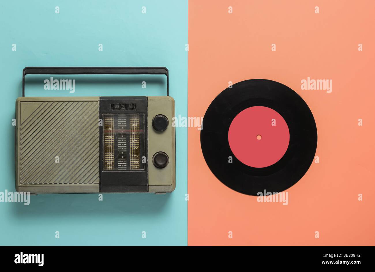 Ricevitore radio FM, registrazione in vinile su sfondo rosa e blu. Concetto di amante della musica. Vista dall'alto. anni '70 Foto Stock