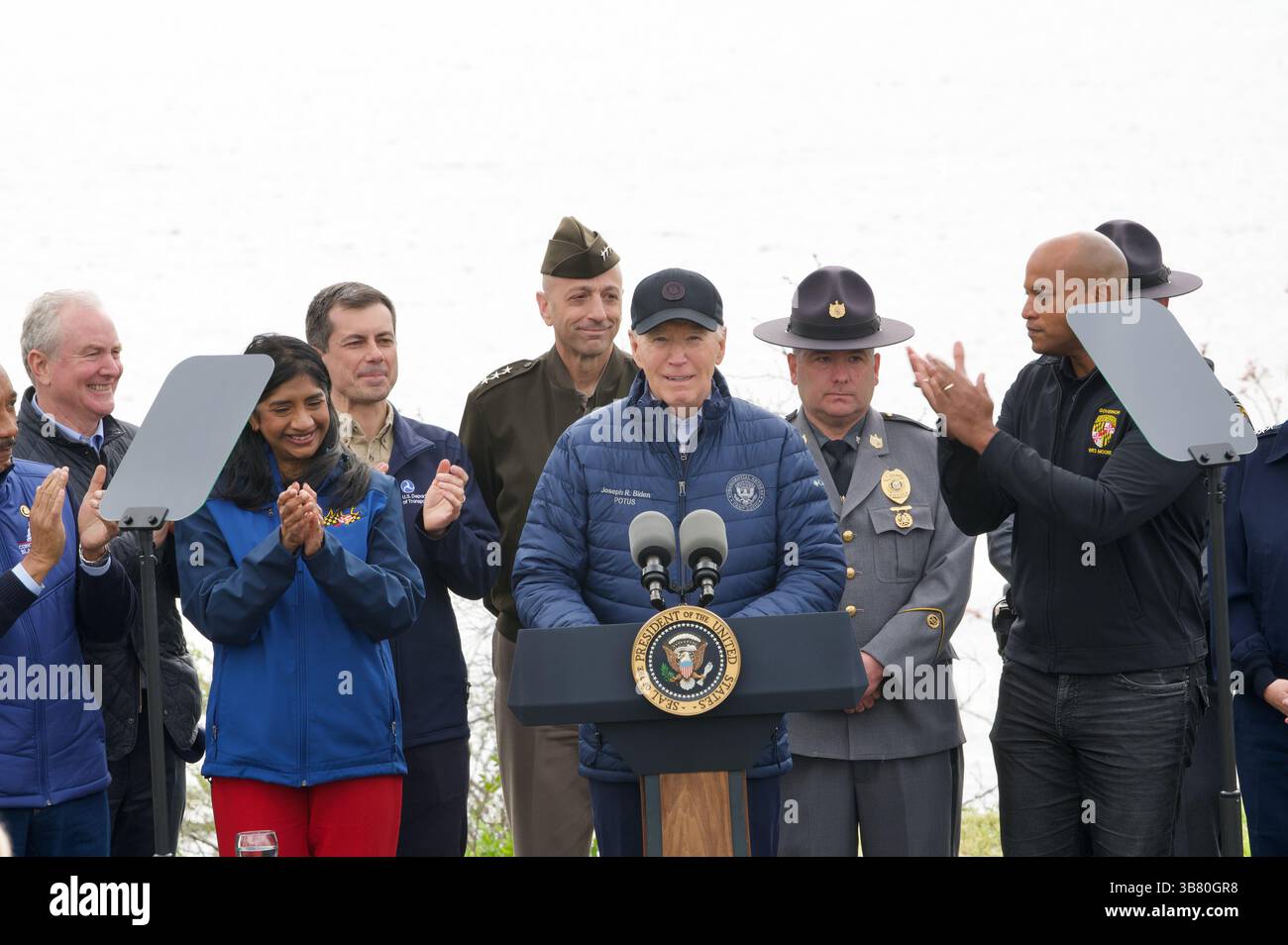 5 aprile 2024, Dundalk, MD, Stati Uniti d'America: Il presidente degli Stati Uniti Joe Biden, centro, fa osservazioni durante una visita al sito del disastro di Francis Scott Key Bridge insieme al governatore del Maryland Wes Moore, a destra, e al tenente governatore Aruna Miller, a sinistra, lungo Sollers Point, 5 aprile 2024 a Dundalk, Maryland. (Immagine di credito: © Joe Andrucyk/Mdgovpics/Planet Pix via ZUMA Press Wire) Foto Stock
