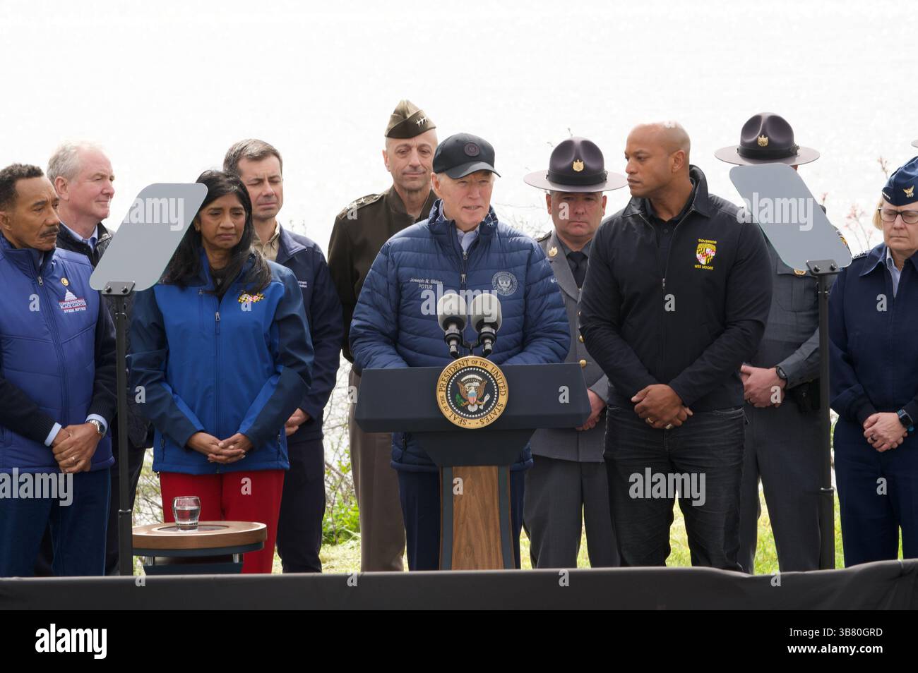 5 aprile 2024, Dundalk, MD, Stati Uniti d'America: Il presidente degli Stati Uniti Joe Biden, centro, fa osservazioni durante una visita al sito del disastro di Francis Scott Key Bridge insieme al governatore del Maryland Wes Moore, a destra, e al tenente governatore Aruna Miller, a sinistra, lungo Sollers Point, 5 aprile 2024 a Dundalk, Maryland. (Immagine di credito: © Joe Andrucyk/Mdgovpics/Planet Pix via ZUMA Press Wire) Foto Stock