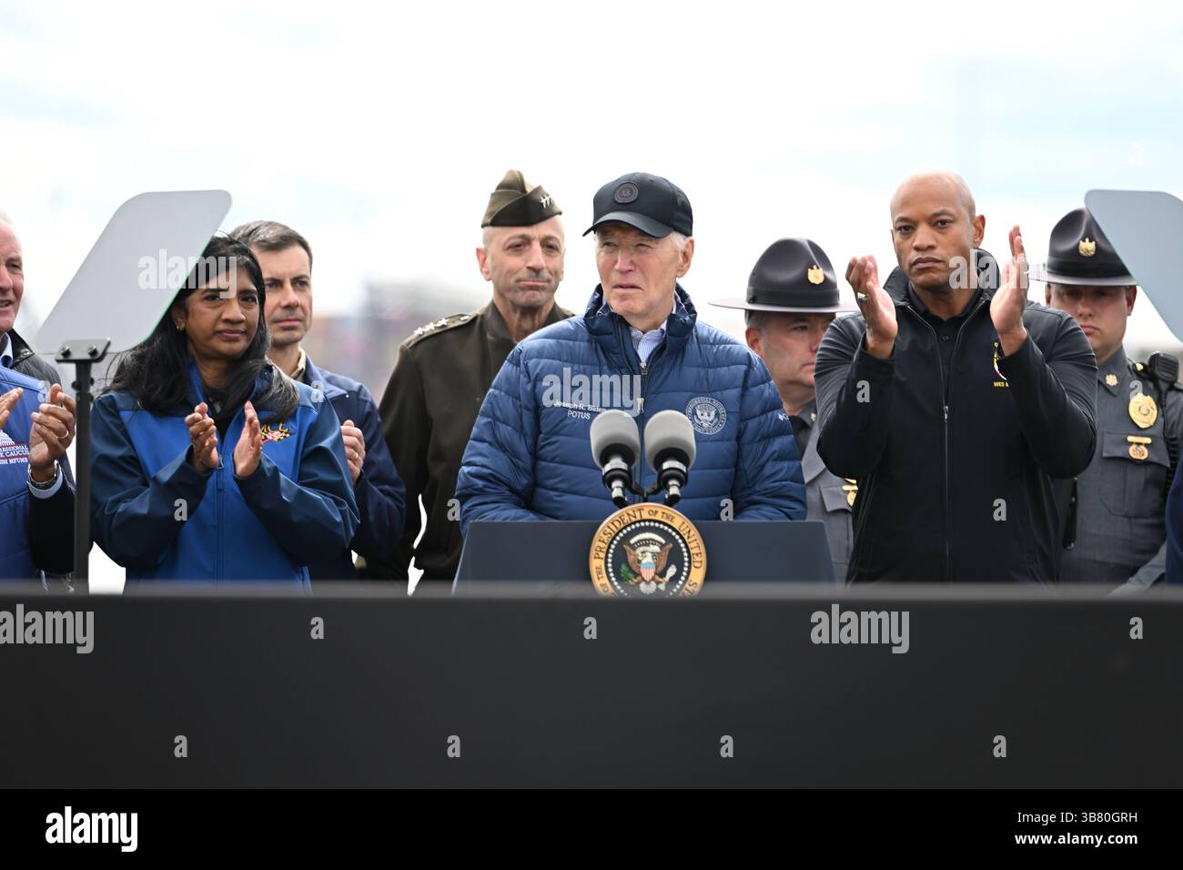 5 aprile 2024, Dundalk, MD, Stati Uniti d'America: Il presidente degli Stati Uniti Joe Biden, centro, fa osservazioni durante una visita al sito del disastro di Francis Scott Key Bridge insieme al governatore del Maryland Wes Moore, a destra, e al tenente governatore Aruna Miller, a sinistra, lungo Sollers Point, 5 aprile 2024 a Dundalk, Maryland. (Immagine di credito: © Joe Andrucyk/Mdgovpics/Planet Pix via ZUMA Press Wire) Foto Stock