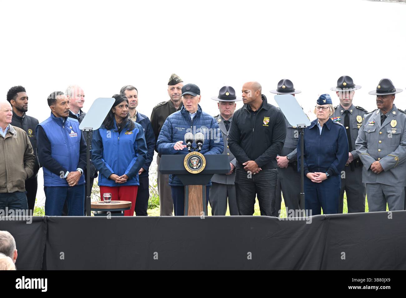 5 aprile 2024, Dundalk, MD, Stati Uniti d'America: Il presidente degli Stati Uniti Joe Biden, centro, fa osservazioni durante una visita al sito del disastro di Francis Scott Key Bridge insieme al governatore del Maryland Wes Moore, a destra, e al tenente governatore Aruna Miller, a sinistra, lungo Sollers Point, 5 aprile 2024 a Dundalk, Maryland. (Immagine di credito: © Joe Andrucyk/Mdgovpics/Planet Pix via ZUMA Press Wire) Foto Stock