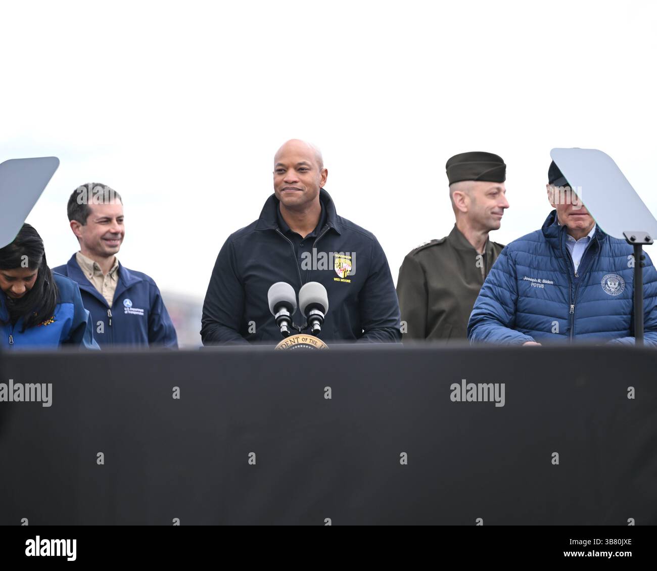 5 aprile 2024, Dundalk, MD, Stati Uniti d'America: Il governatore del Maryland Wes Moore, centro, fa osservazioni durante una visita al sito del disastro di Francis Scott Key Bridge insieme al presidente degli Stati Uniti Joe Biden, a destra, e al tenente governatore Aruna Miller, a sinistra, e altri funzionari a Sollers Point, 5 aprile 2024 a Dundalk, Maryland. (Immagine di credito: © Joe Andrucyk/Mdgovpics/Planet Pix via ZUMA Press Wire) Foto Stock
